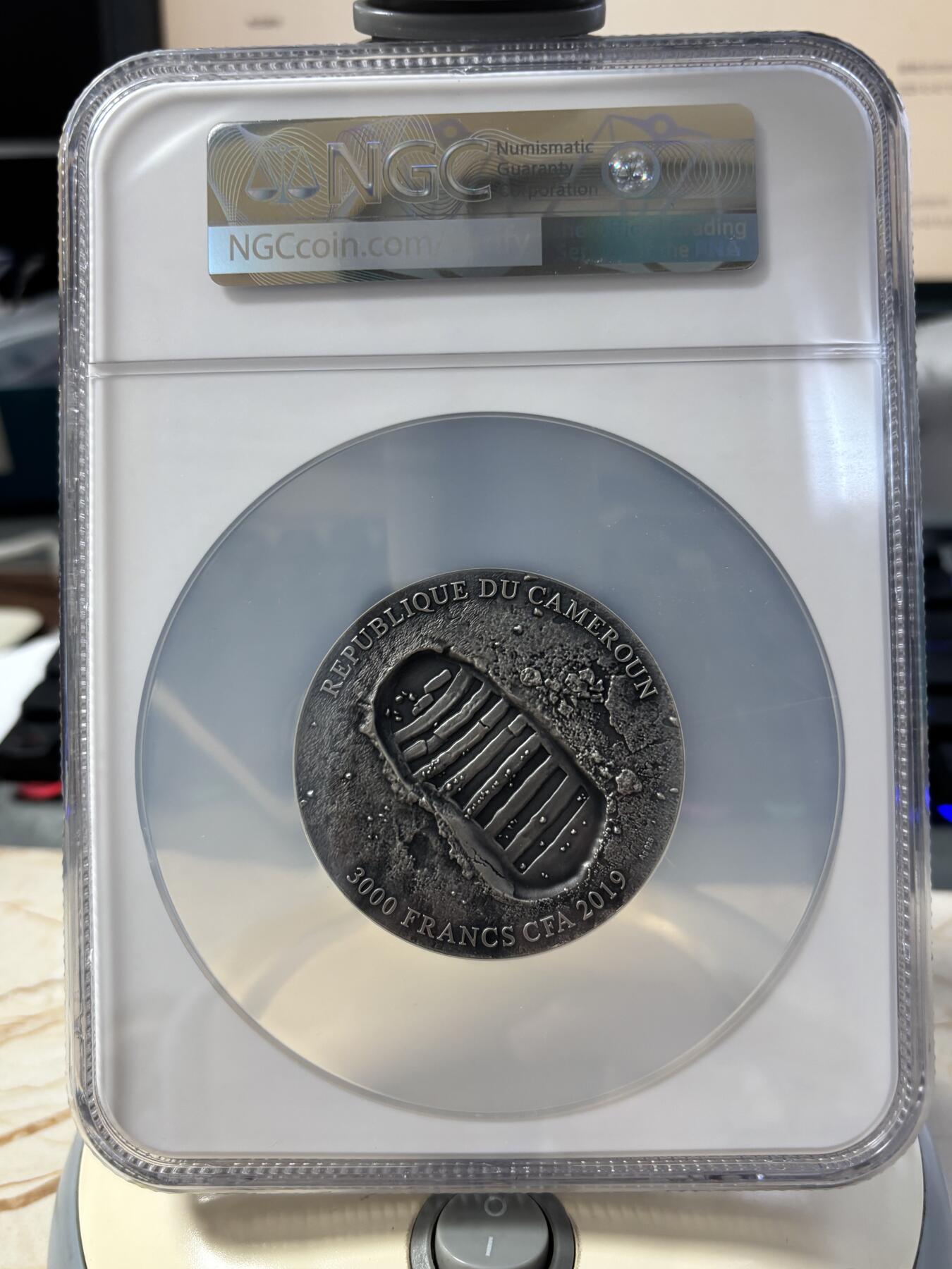第185期拍卖 喀麦隆2019年阿波罗11号登月50周年3盎司仿古银币NGC-MS70首期蓝标无原盒证书,925银，93.3克，发行量500枚