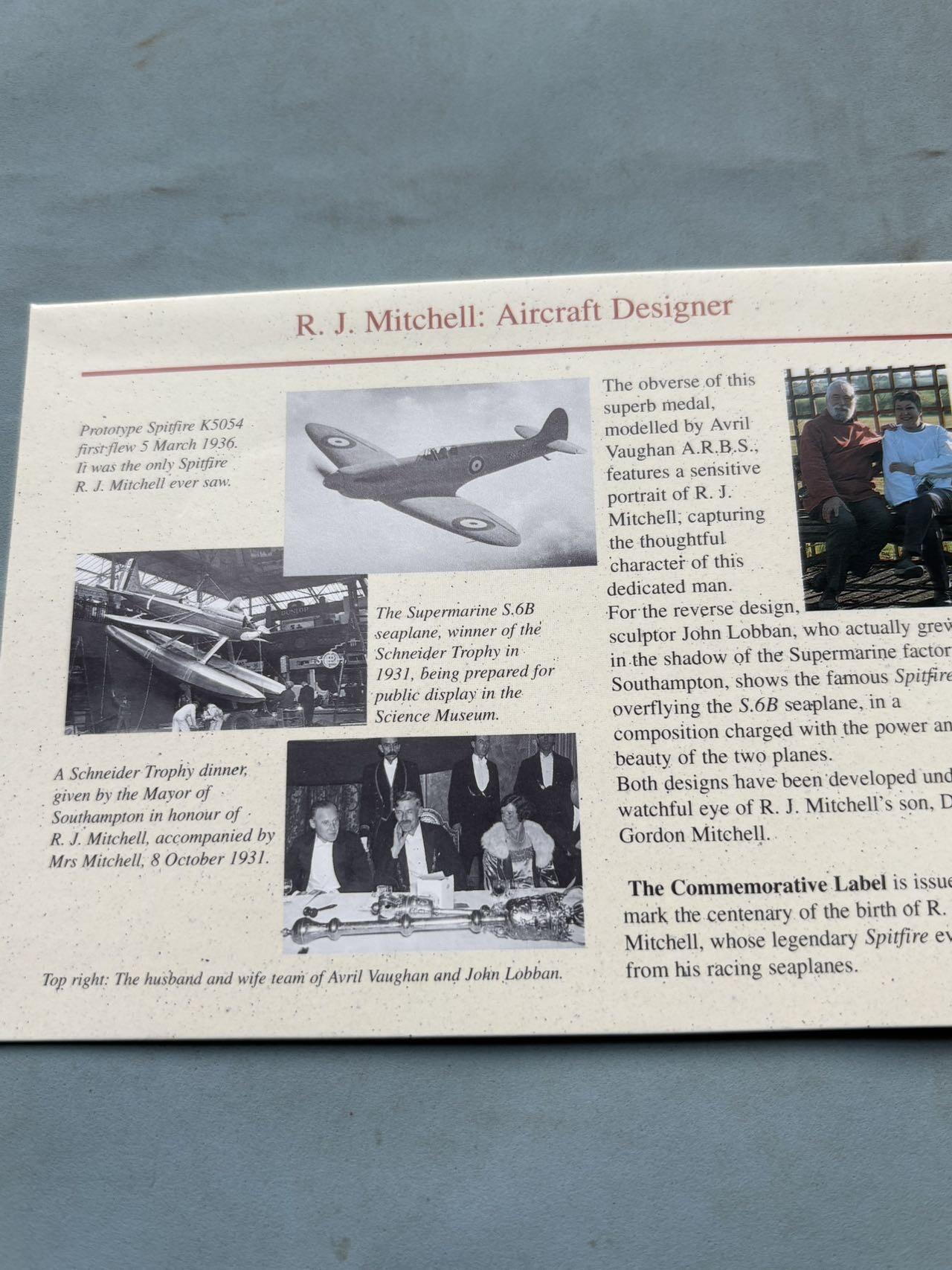 盛世勋华——号角文化勋章邮票专场拍卖第292期 英国1995年“米切尔（喷火战斗机总设计师）诞辰百年”纪念币封，币面为米切尔头像，由英国皇家铸币厂（Royal Mint）铸造； 邮票包含英国女王头像的1便士邮票，及一枚印有米切尔肖像与喷火式战斗机设计图的纪念邮票，编号NO 29980，限量发行，米切尔是英国航空工程师，核心作品为喷火式战斗机，该机型以椭圆机翼+梅林发动机实现高机动性，是二战不列颠空战的核心战机，是航空史经典设计之一。
