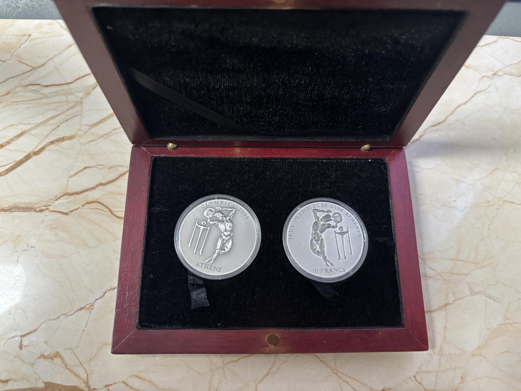 第185期拍卖 刚果加纳2002年古代奥运掷铁饼者凹凸银币带盒无证书，999银，31.1克*2，发行15000枚，