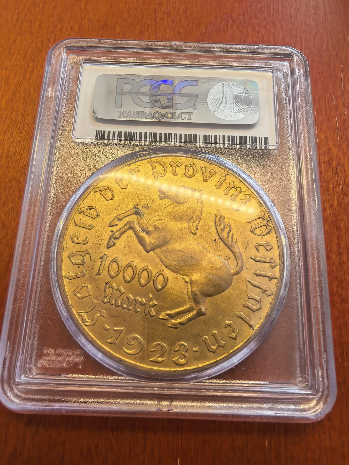 长老汇蛇年精选第八十场拍卖 1923德紧威斯特伐利亚斯坦伯爵马币1万马克镀金币，PCGS MS65，b版宽边