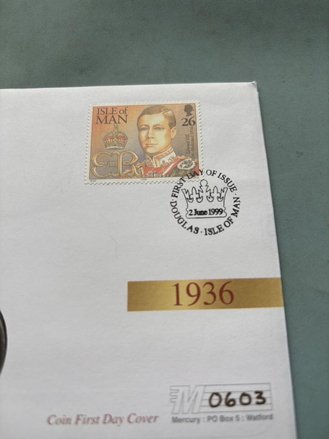 盛世勋华——号角文化勋章邮票专场拍卖第292期 英国1983年直布罗陀爱德华八世主题纪念币首日封，克朗型纪念币，搭配纪念邮票，纪念英国爱德华八世（1936年在位，因“爱美人不爱江山”退位），信封印其肖像与“KING EDWARD VIII”字样，搭配的纪念币也以他为主题，对应其1936年的统治历史。