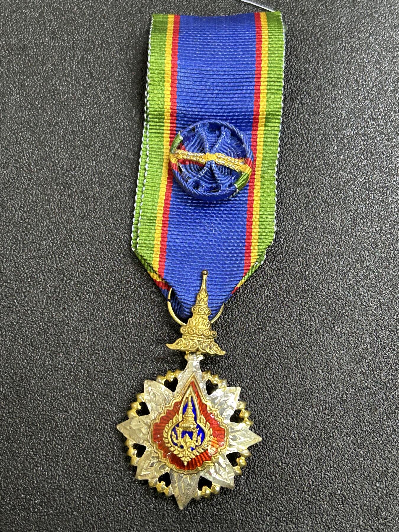 西秦中古拍卖第六十九期 泰国军官级王冠勋章 银制