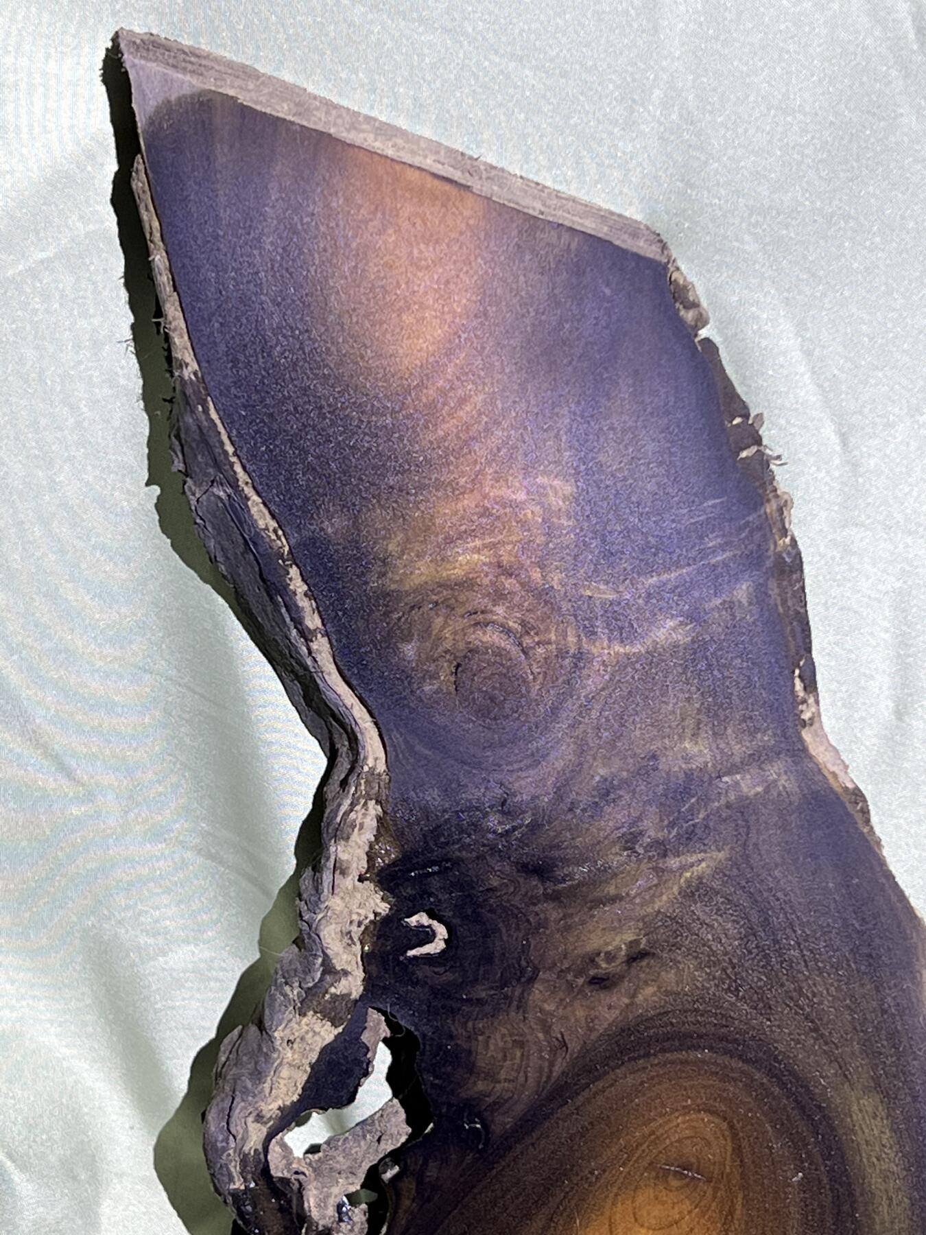 零元拍：金丝楠牌子 山水意境 满金丝 果香满满，尺寸：19.5/18/1.4CM。因为是原材料，木材还未干透