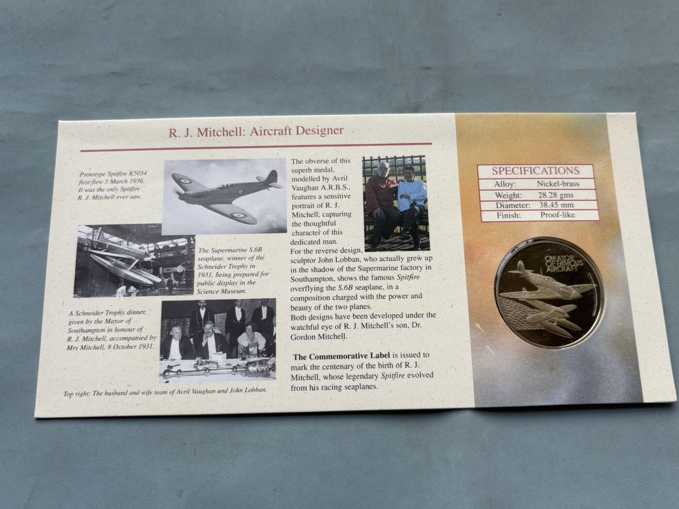 盛世勋华——号角文化勋章邮票专场拍卖第292期 英国1995年“米切尔（喷火战斗机总设计师）诞辰百年”纪念币封，币面为米切尔头像，由英国皇家铸币厂（Royal Mint）铸造； 邮票包含英国女王头像的1便士邮票，及一枚印有米切尔肖像与喷火式战斗机设计图的纪念邮票，编号NO 29980，限量发行，米切尔是英国航空工程师，核心作品为喷火式战斗机，该机型以椭圆机翼+梅林发动机实现高机动性，是二战不列颠空战的核心战机，是航空史经典设计之一。