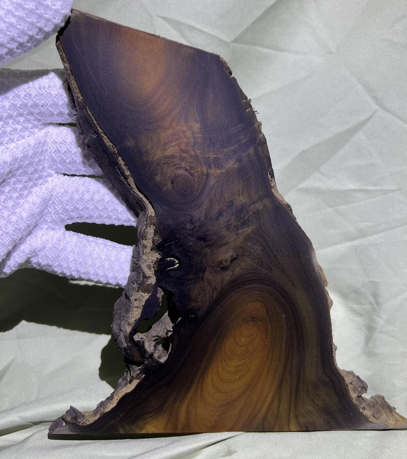 零元拍：金丝楠牌子 山水意境 满金丝 果香满满，尺寸：19.5/18/1.4CM。因为是原材料，木材还未干透