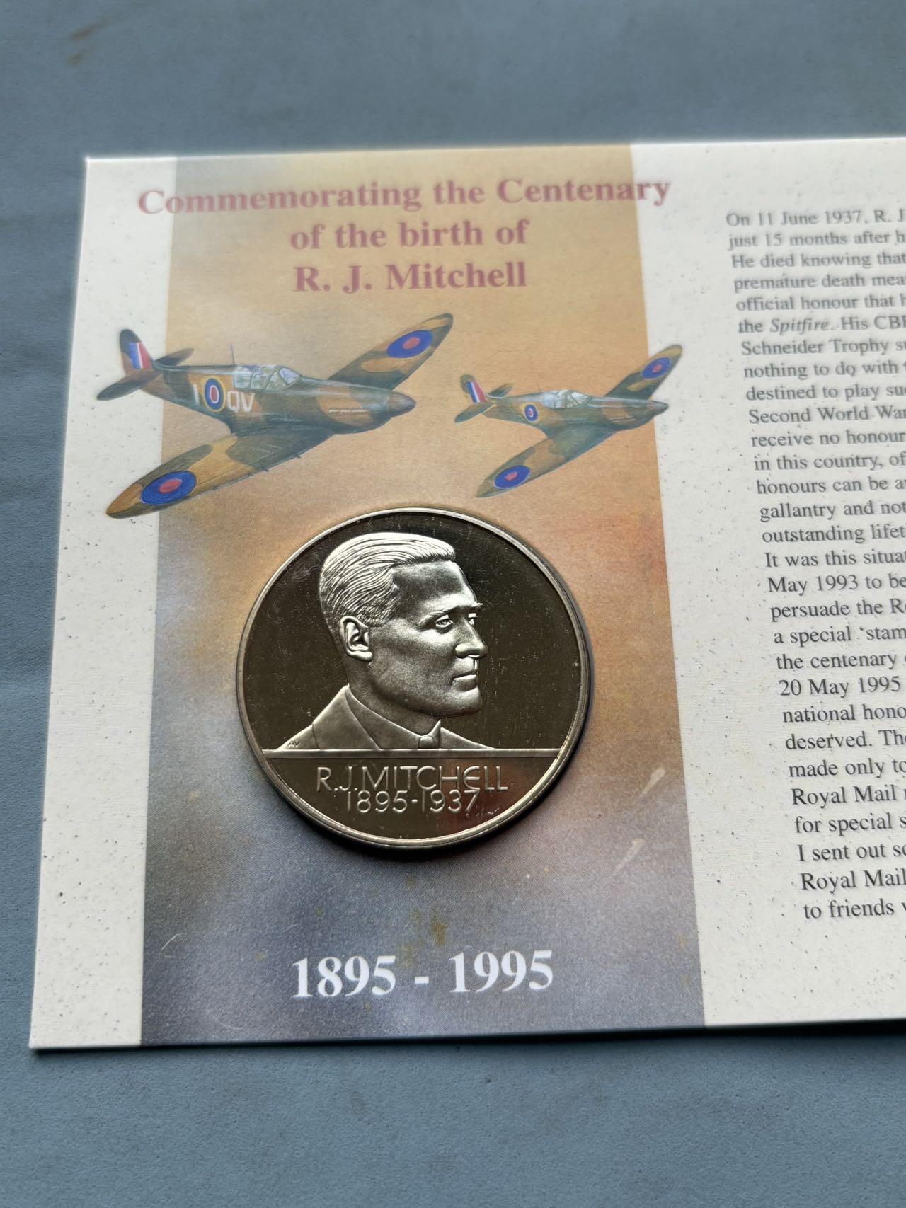 盛世勋华——号角文化勋章邮票专场拍卖第292期 英国1995年“米切尔（喷火战斗机总设计师）诞辰百年”纪念币封，币面为米切尔头像，由英国皇家铸币厂（Royal Mint）铸造； 邮票包含英国女王头像的1便士邮票，及一枚印有米切尔肖像与喷火式战斗机设计图的纪念邮票，编号NO 29980，限量发行，米切尔是英国航空工程师，核心作品为喷火式战斗机，该机型以椭圆机翼+梅林发动机实现高机动性，是二战不列颠空战的核心战机，是航空史经典设计之一。