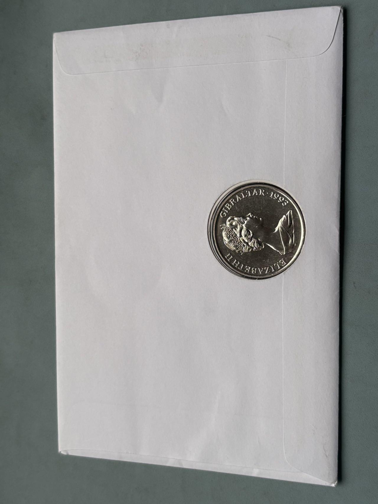 盛世勋华——号角文化勋章邮票专场拍卖第292期 英国1983年直布罗陀爱德华八世主题纪念币首日封，克朗型纪念币，搭配纪念邮票，纪念英国爱德华八世（1936年在位，因“爱美人不爱江山”退位），信封印其肖像与“KING EDWARD VIII”字样，搭配的纪念币也以他为主题，对应其1936年的统治历史。