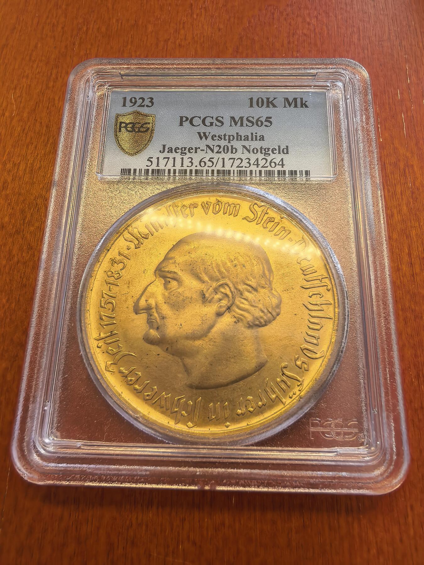 长老汇蛇年精选第八十场拍卖 1923德紧威斯特伐利亚斯坦伯爵马币1万马克镀金币，PCGS MS65，b版宽边