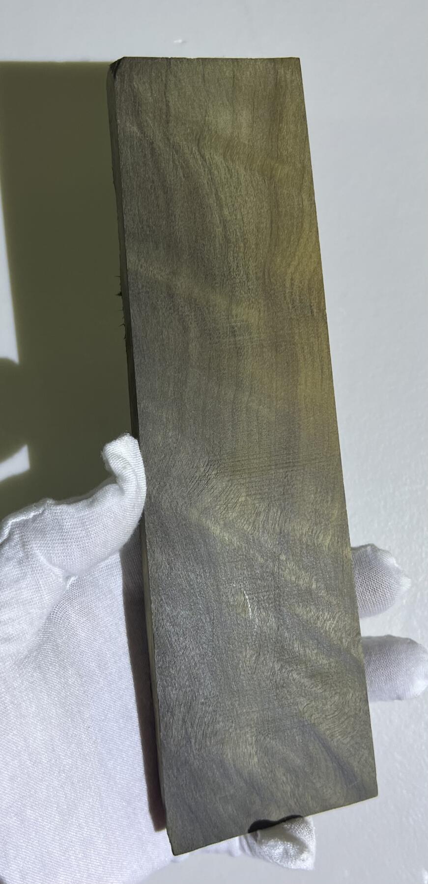 零元拍：NO.4 金丝楠牌子 满金丝 果香满满 尺寸：19.8/5.5/1.3CM。因为是原材料，木材还未干透