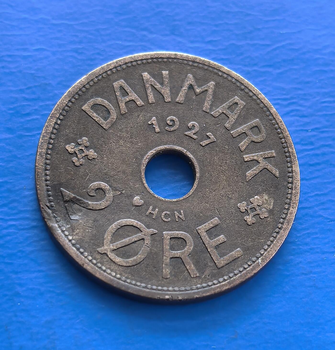 外国优质老铜币银币持续添加中，周六九点倒数截拍，满百包邮，可寄存半年，喜欢朋友微信扫描二维码可直接参拍 丹麦1927年2欧尔边有压印