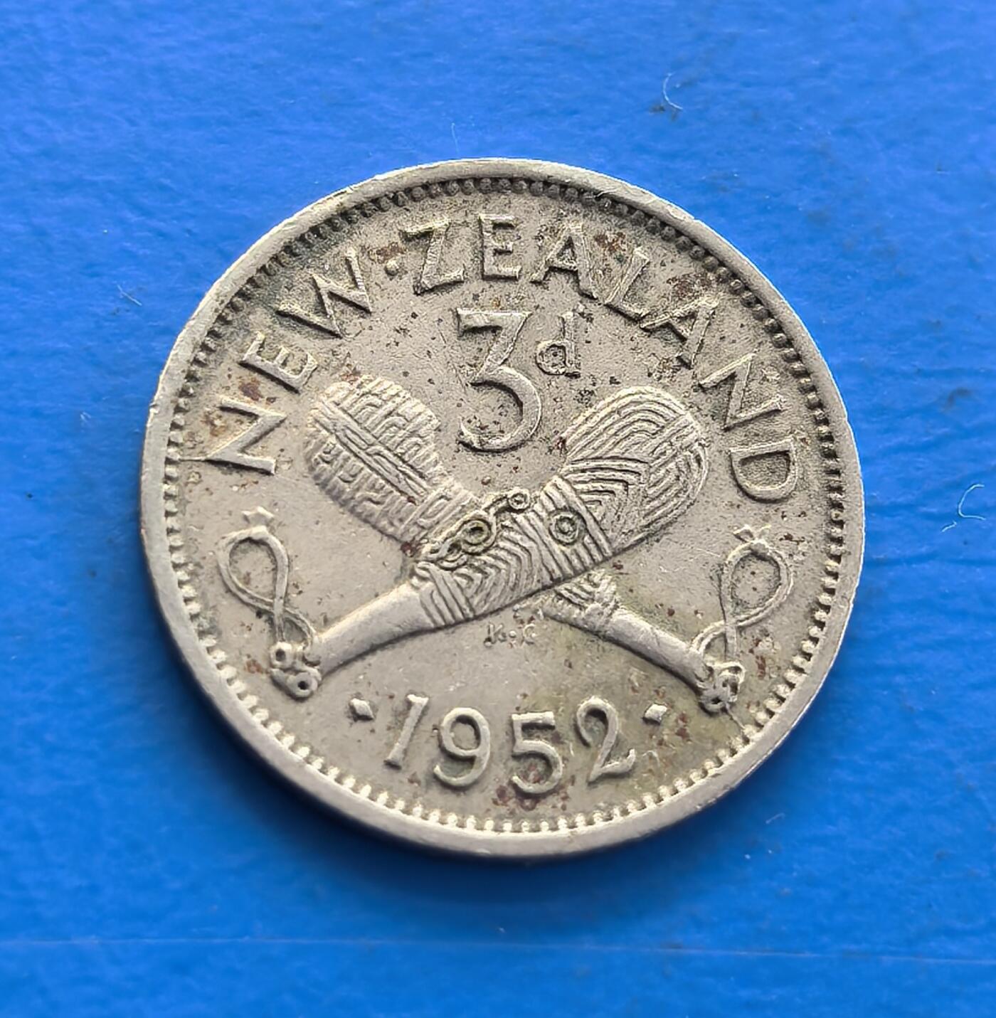 外国优质老铜币银币持续添加中，周六九点倒数截拍，满百包邮，可寄存半年，喜欢朋友微信扫描二维码可直接参拍 新西兰1952年沙锤3便士