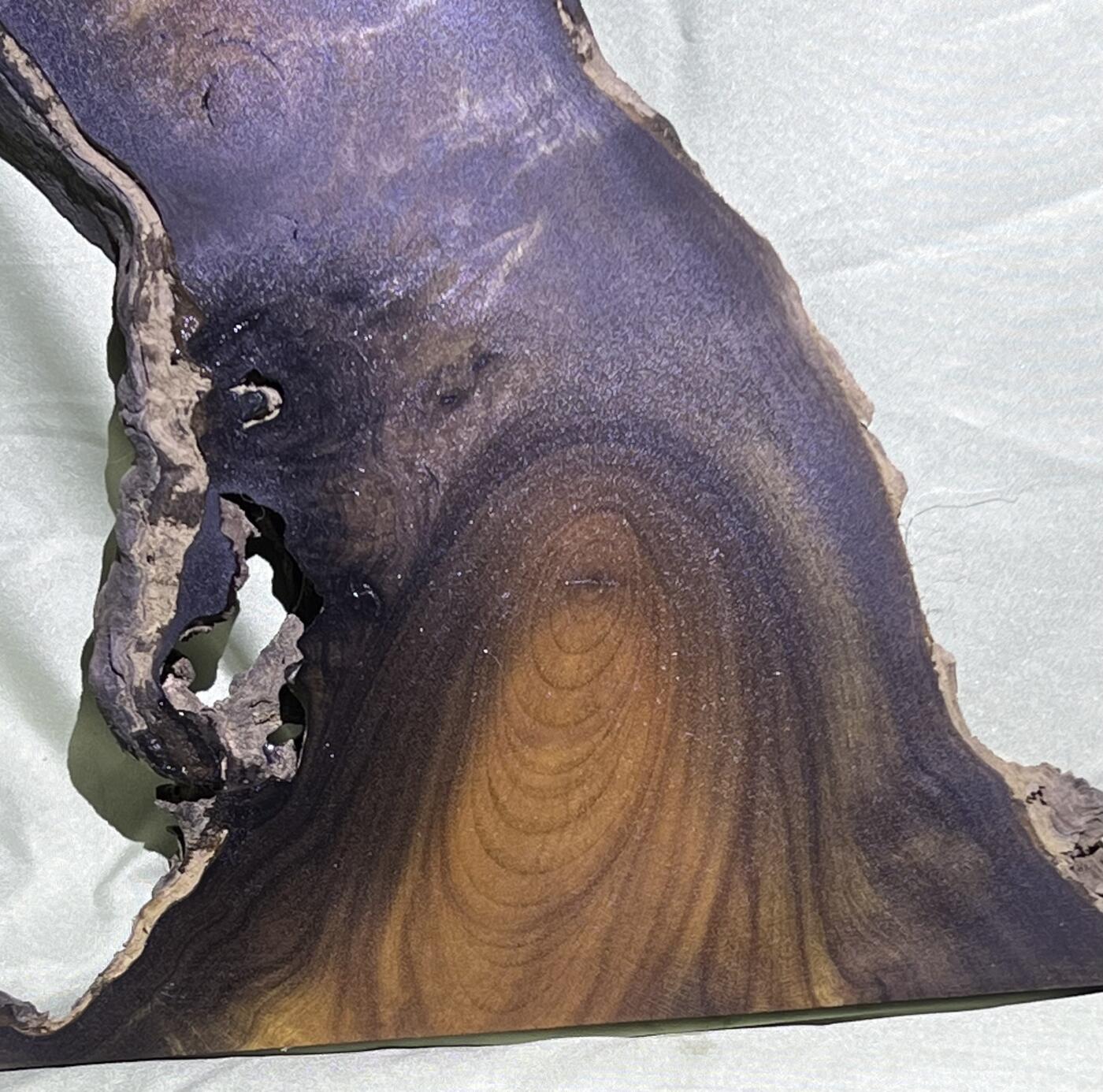 零元拍：金丝楠牌子 山水意境 满金丝 果香满满，尺寸：19.5/18/1.4CM。因为是原材料，木材还未干透