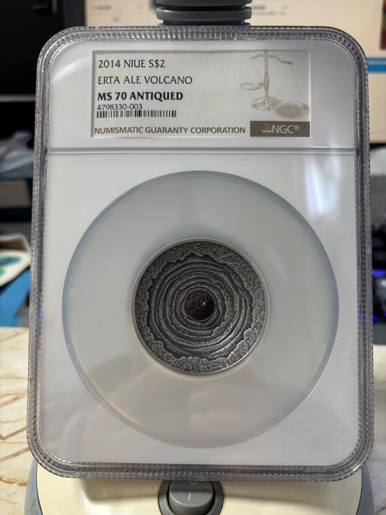 第185期拍卖 纽埃2014年尔塔阿雷火山岩镶嵌浮雕凹凸仿古2盎司银币NGC-MS70，999银，发行688枚