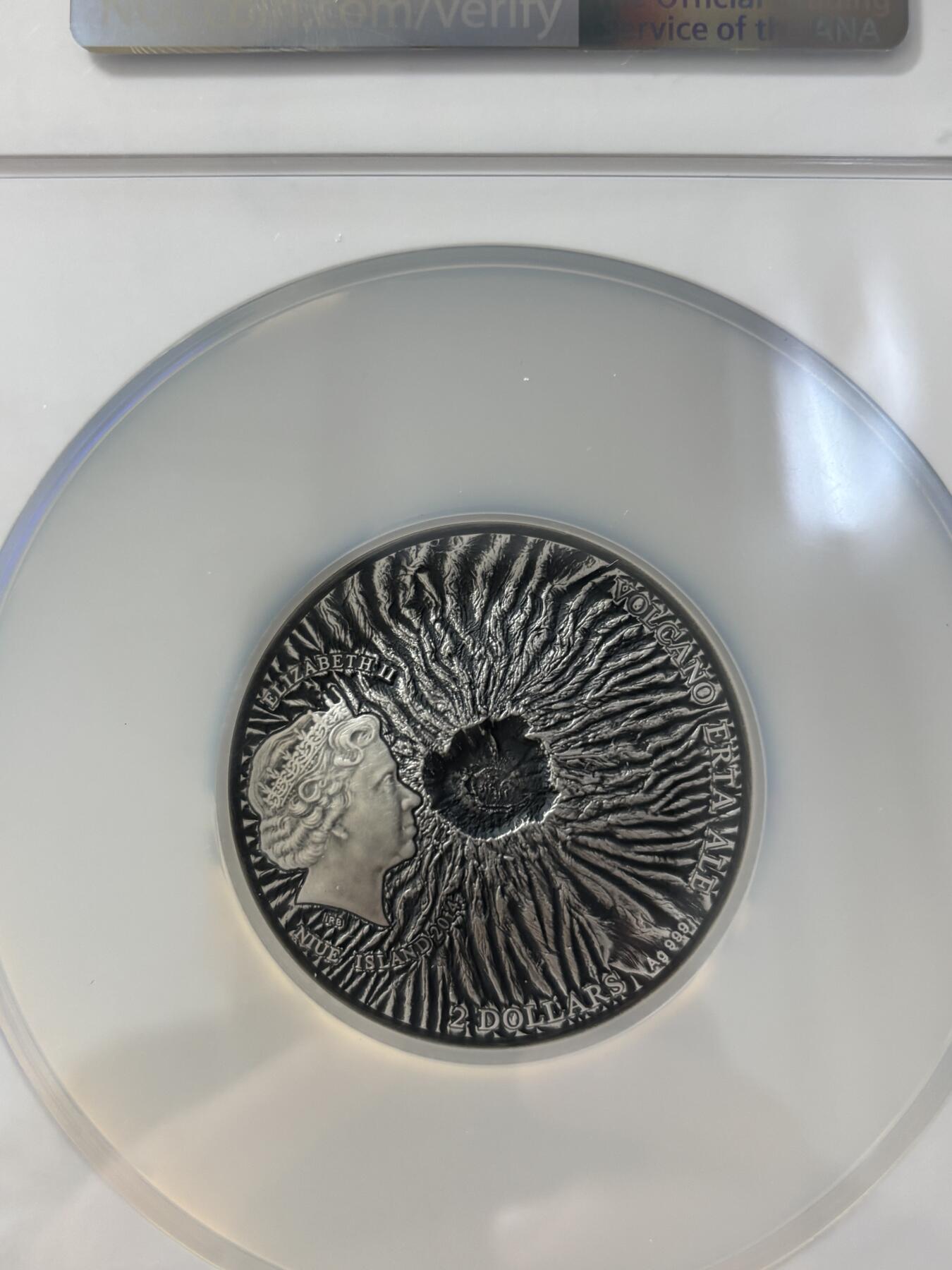 第185期拍卖 纽埃2014年尔塔阿雷火山岩镶嵌浮雕凹凸仿古2盎司银币NGC-MS70，999银，发行688枚