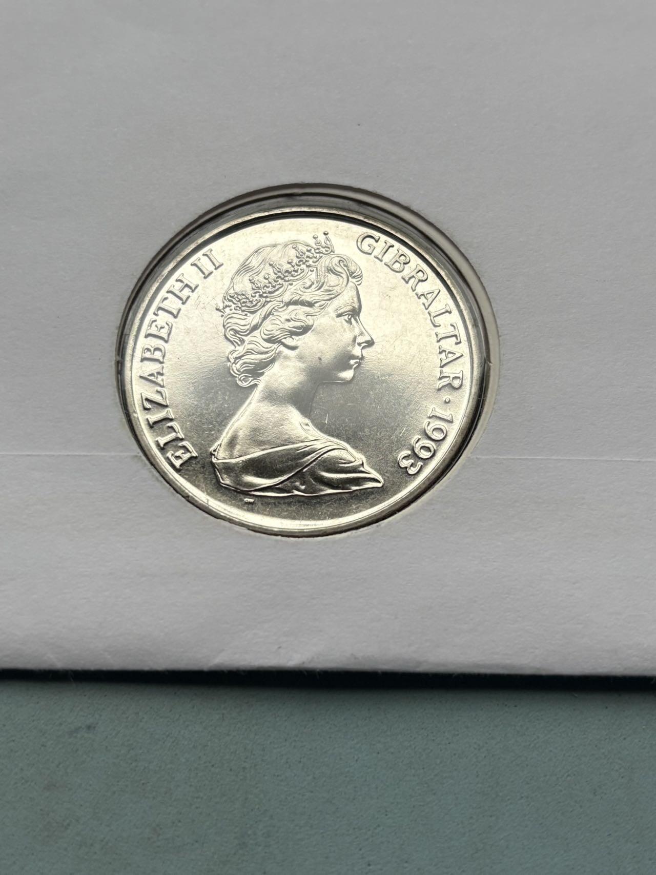 盛世勋华——号角文化勋章邮票专场拍卖第292期 英国1983年直布罗陀爱德华八世主题纪念币首日封，克朗型纪念币，搭配纪念邮票，纪念英国爱德华八世（1936年在位，因“爱美人不爱江山”退位），信封印其肖像与“KING EDWARD VIII”字样，搭配的纪念币也以他为主题，对应其1936年的统治历史。