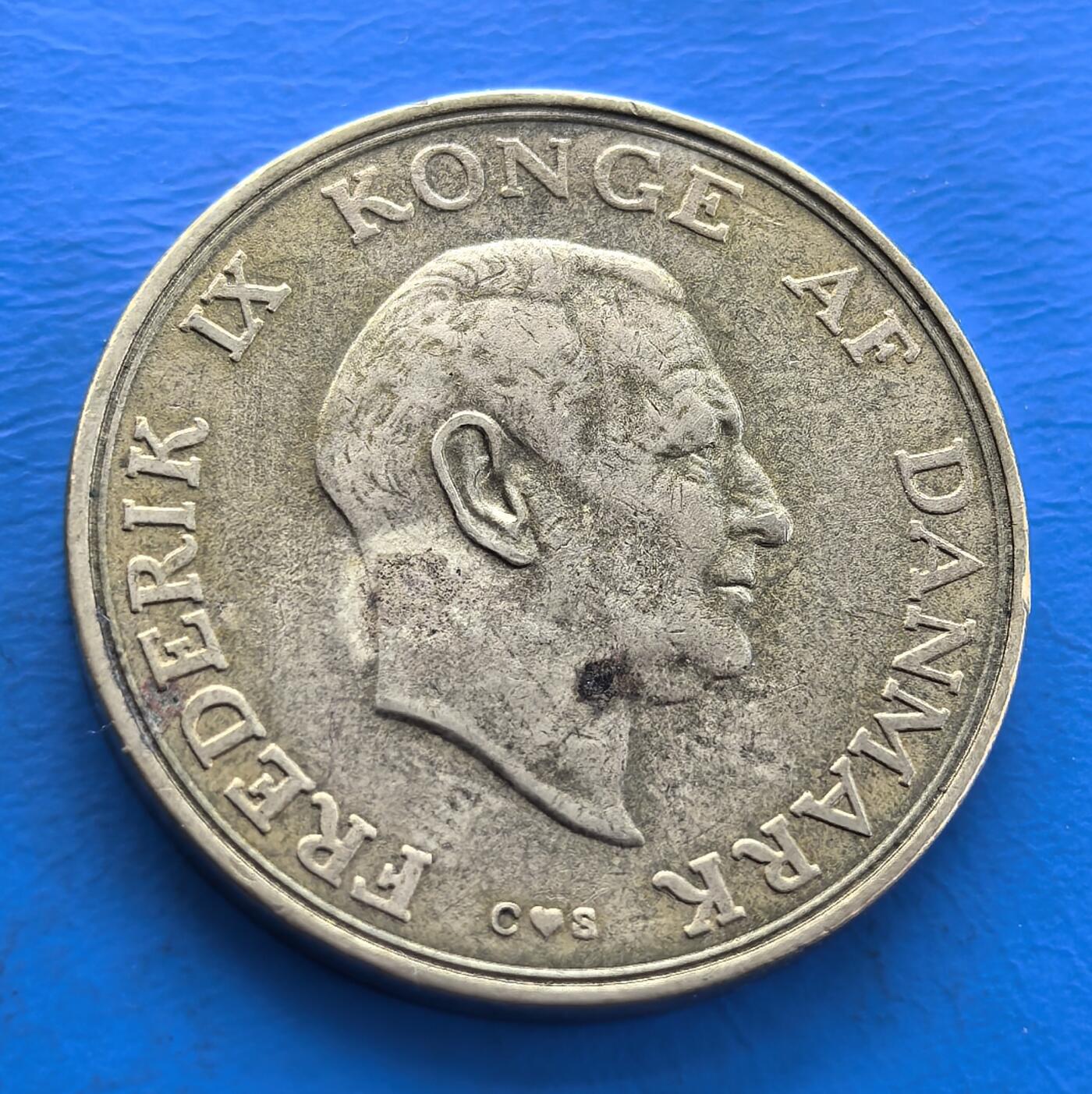 外国优质老铜币银币持续添加中，周六九点倒数截拍，满百包邮，可寄存半年，喜欢朋友微信扫描二维码可直接参拍 丹麦1956年三狮盾牌2克朗