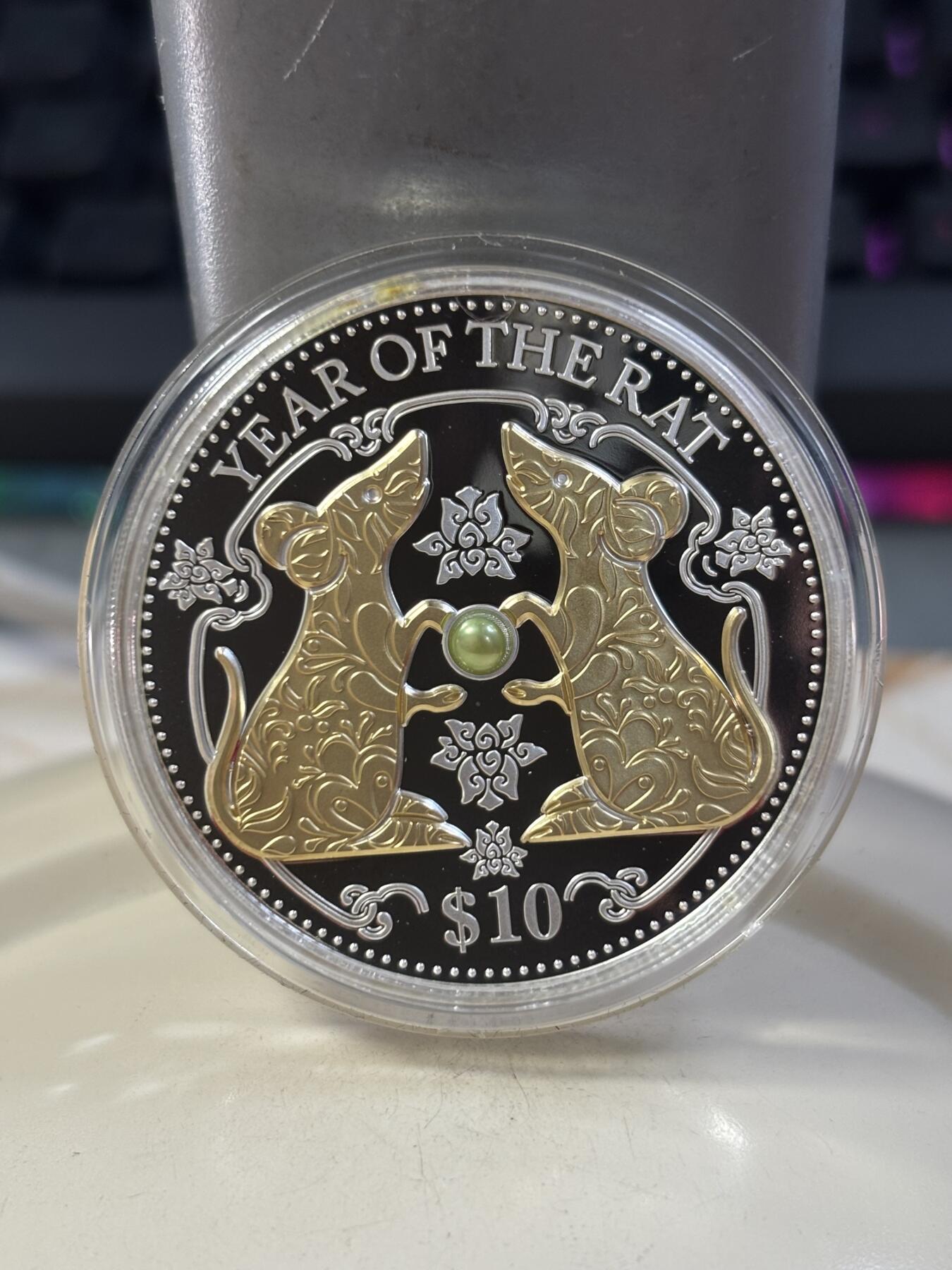 第185期拍卖 斐济2020中国生肖系列鼠年镶嵌天然珍珠镀金1盎司银币，999银，发行8888枚