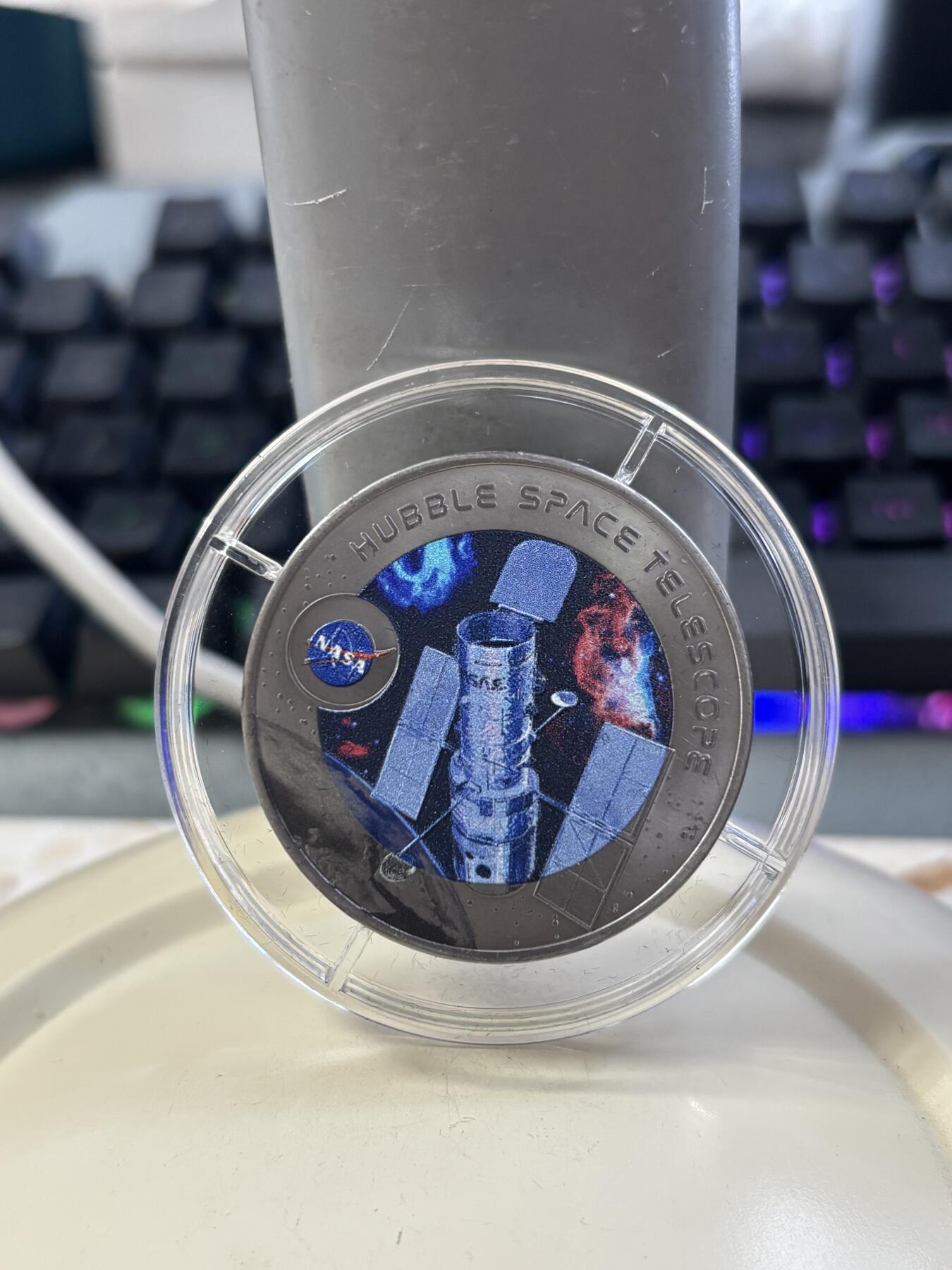 第185期拍卖 斐济2022年哈勃望远镜彩色钛金属纪念币，塑料盒有破