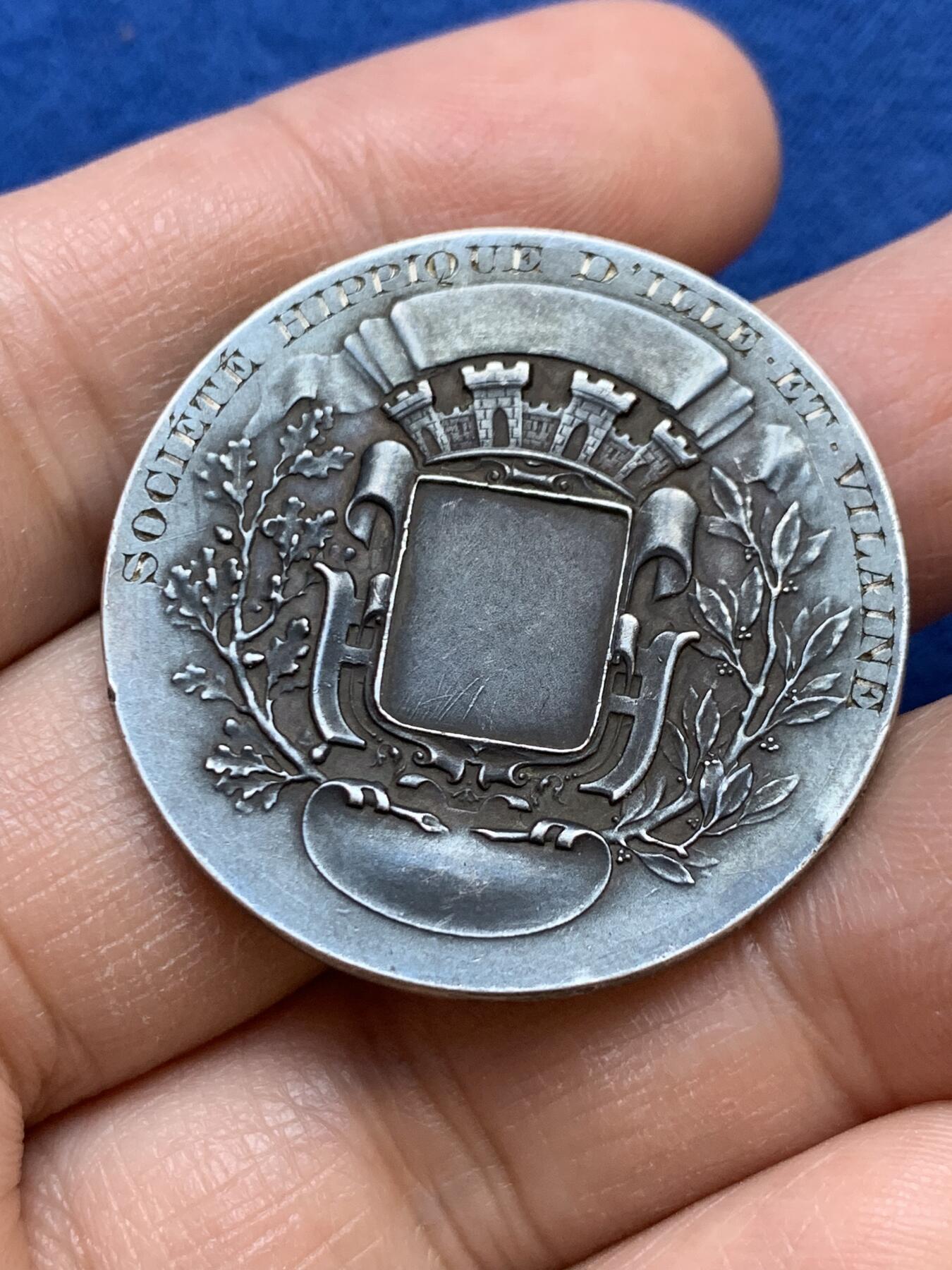 《竞宝斋》第445场 周日，周一，2场连拍 （全场包邮） 法国马术协会银章，正面驯马图案张力很强，很具动感，极美收藏。17.85克，35mm，丰饶角银标。