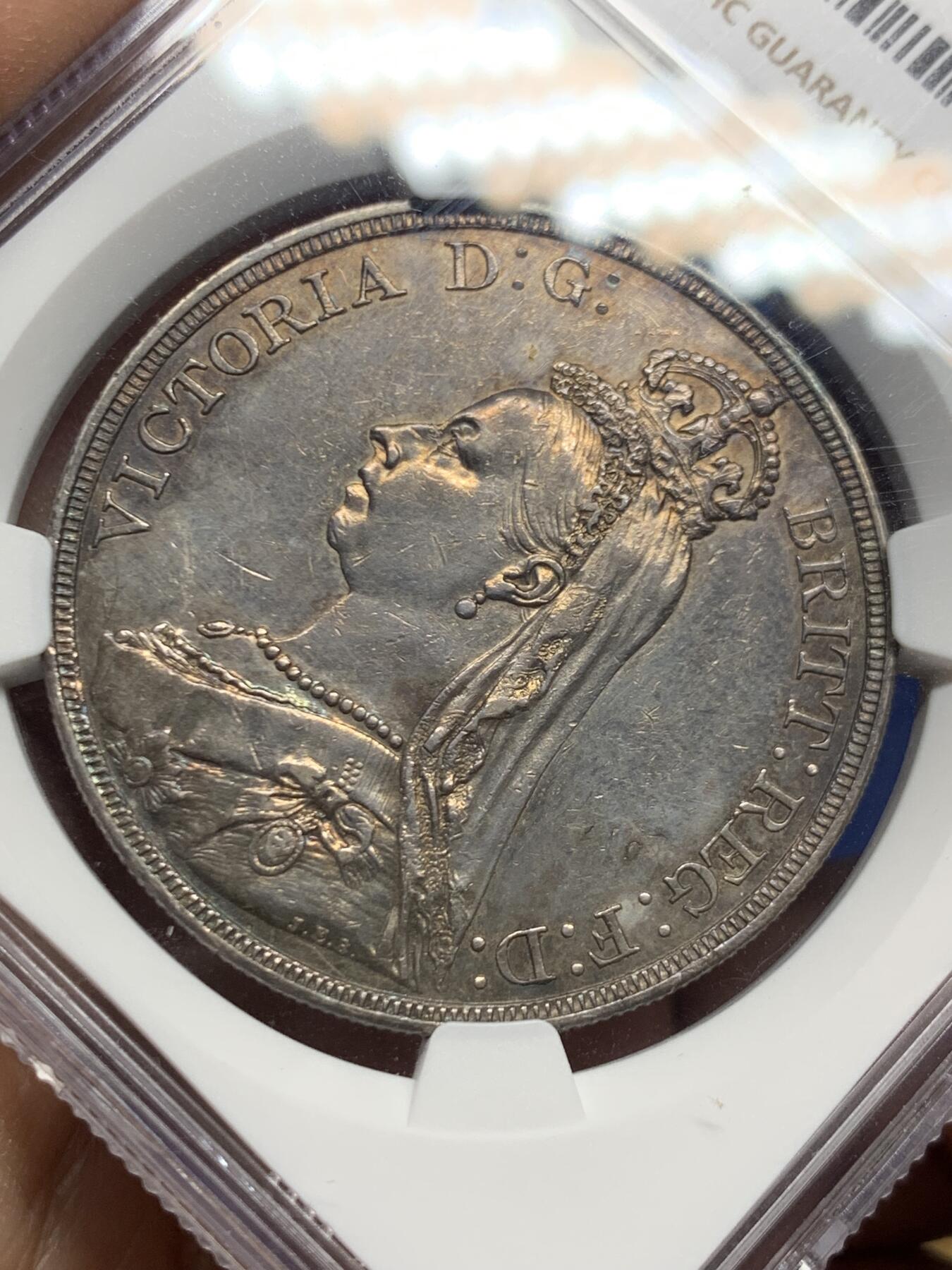 《竞宝斋》第445场 周日，周一，2场连拍 （全场包邮） NGC UNCD 1887年英国维多利亚高冠马剑1克朗大银币，双面靓丽包浆包浆，可惜没有分数，NGC评级清洗。