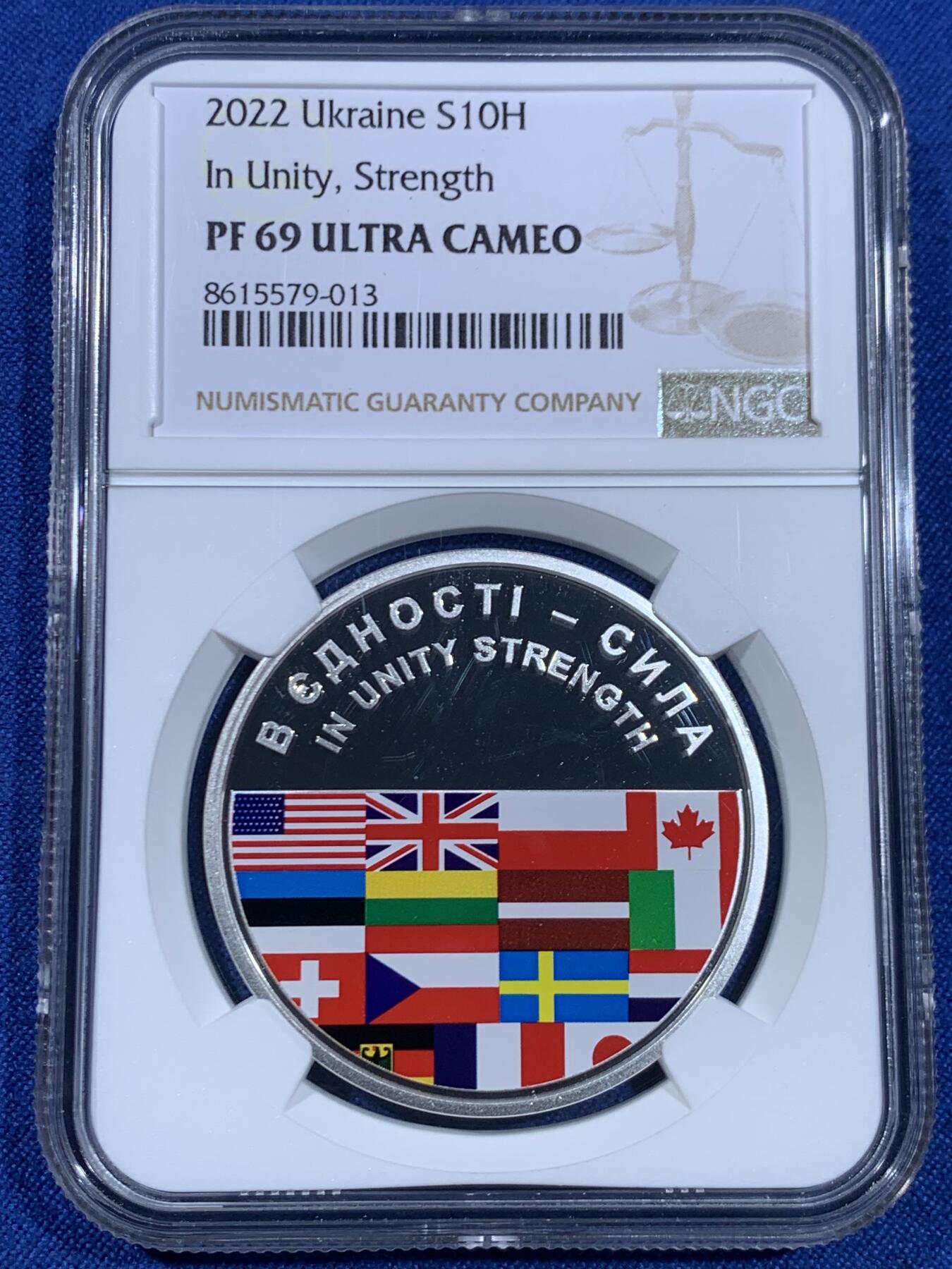 《竞宝斋》第445场 周日，周一，2场连拍 （全场包邮） 获奖币 NGC PF68UC 乌克兰2022年团结的力量彩色10格里夫纳精制纪念币（1盎司，925银，盒证齐全，发行量5千枚）荣膺克劳斯世界硬币大赛之2024年第40界克劳斯最富激情币（乌克兰战争发行的最后一枚纪念银币，随着乌俄战事接近尾声，也宣告着硬币之上欧美结盟国家的落败，极具历史寓意价值的一枚现代战争纪念银币）