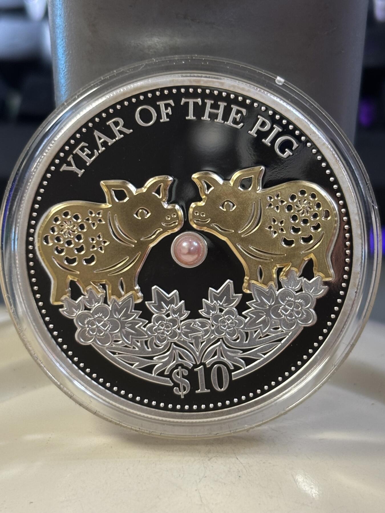 第185期拍卖 斐济2019年中国生肖系列猪年镶嵌天然珍珠镀金1盎司银币，999银，发行8888枚