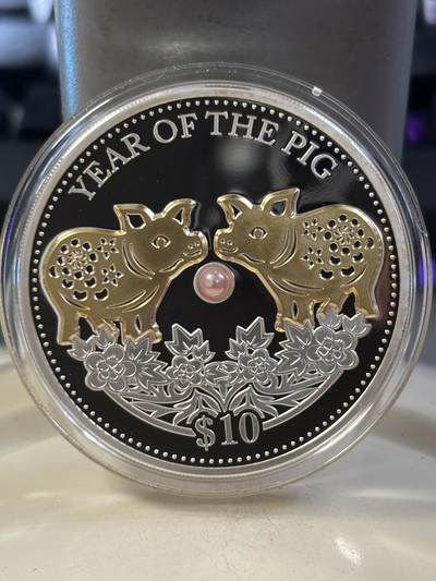 第185期拍卖 - 斐济2019年中国生肖系列猪年镶嵌天然珍珠镀金1盎司银币，999银，发行8888枚