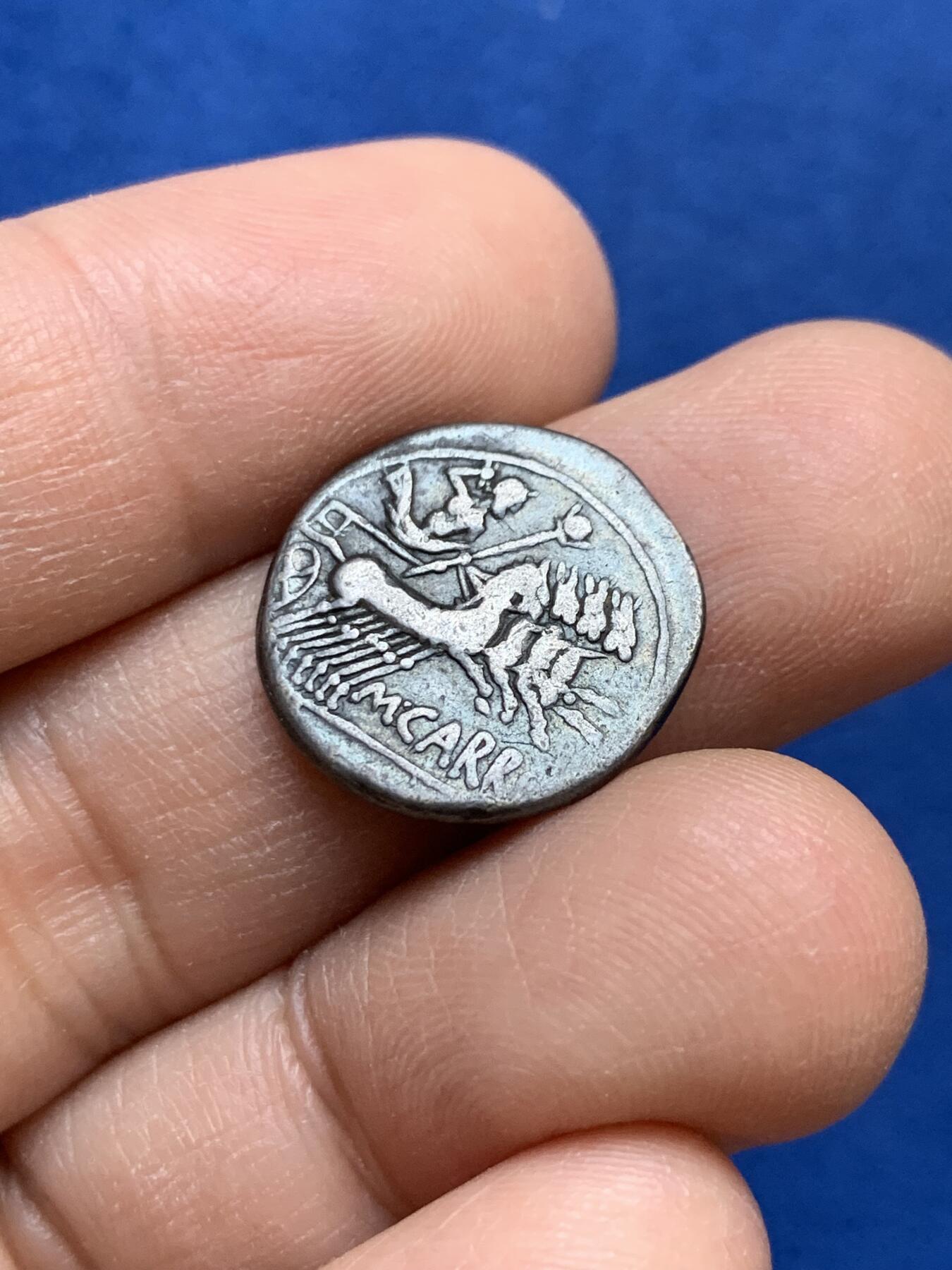 《竞宝斋》第445场 周日，周一，2场连拍 （全场包邮） 古罗马银币一枚 罗马城守护女神和胜利女神驾驭四马车打制币 3.75克 打制不错 细节见图