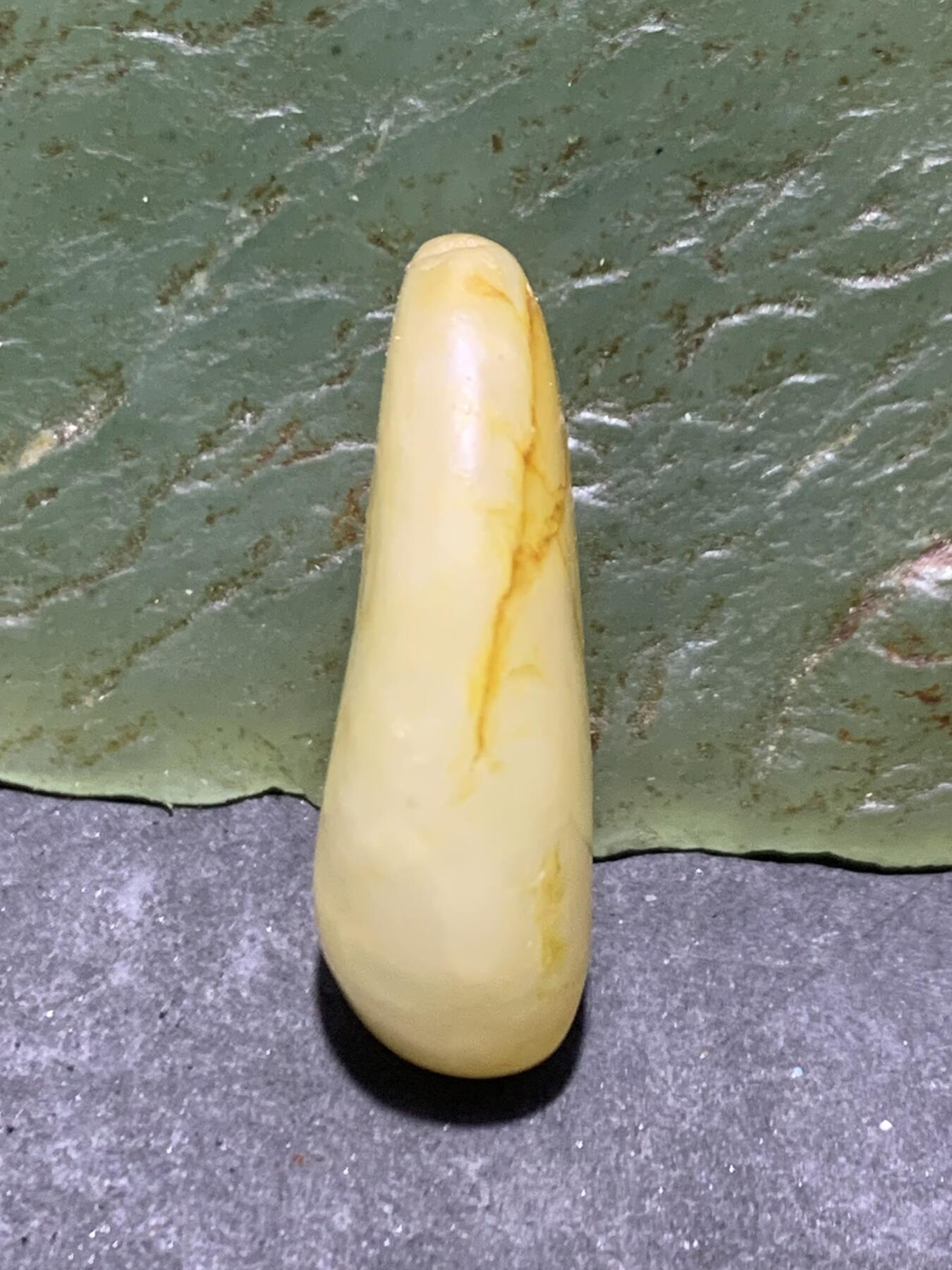 精美洒金皮和田玉小独籽原石一颗