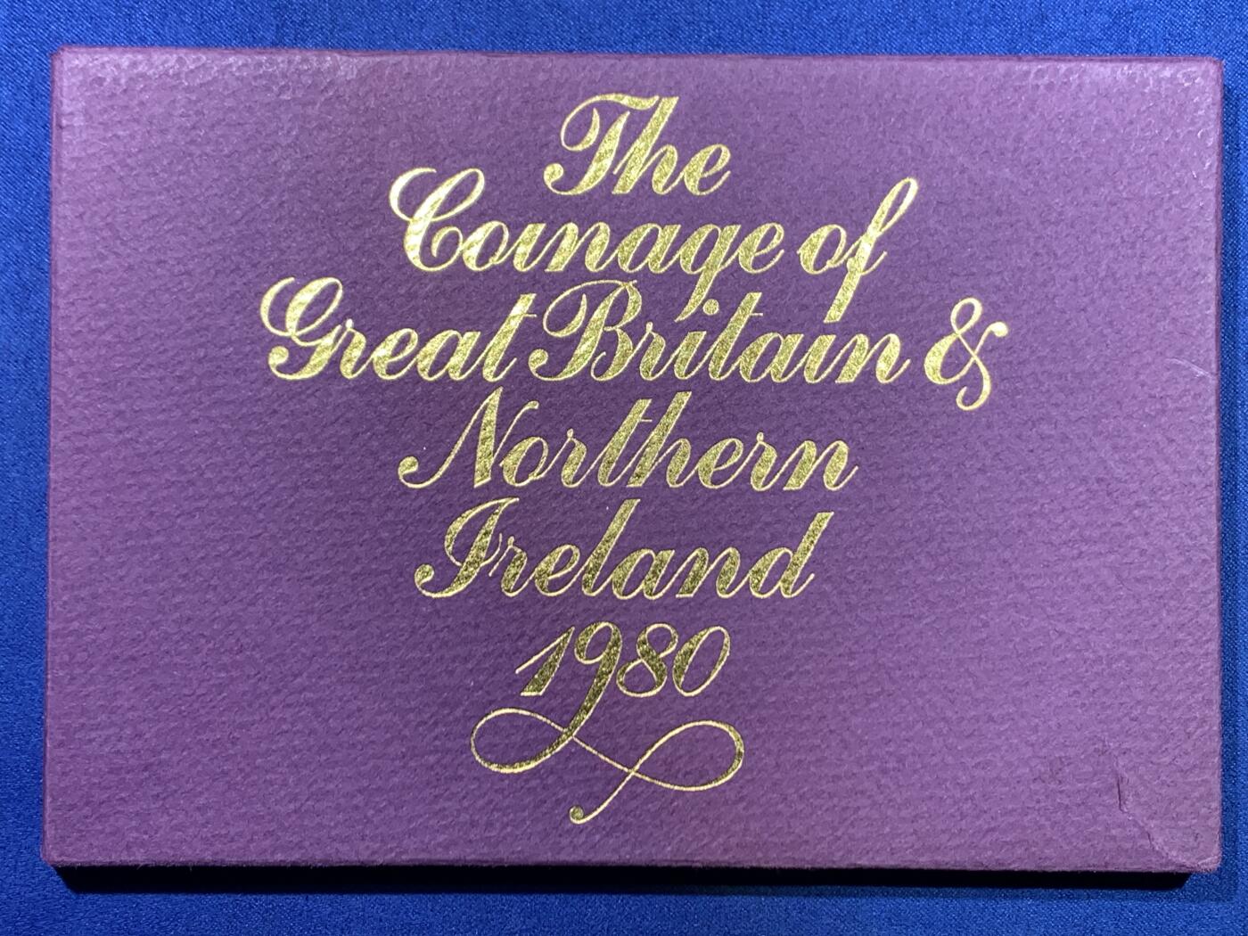 《竞宝斋》第445场 周日，周一，2场连拍 （全场包邮） 英国1970年精制套币，英国皇家造币厂铸造，保存状态不错，套子是1980的 细节见图。