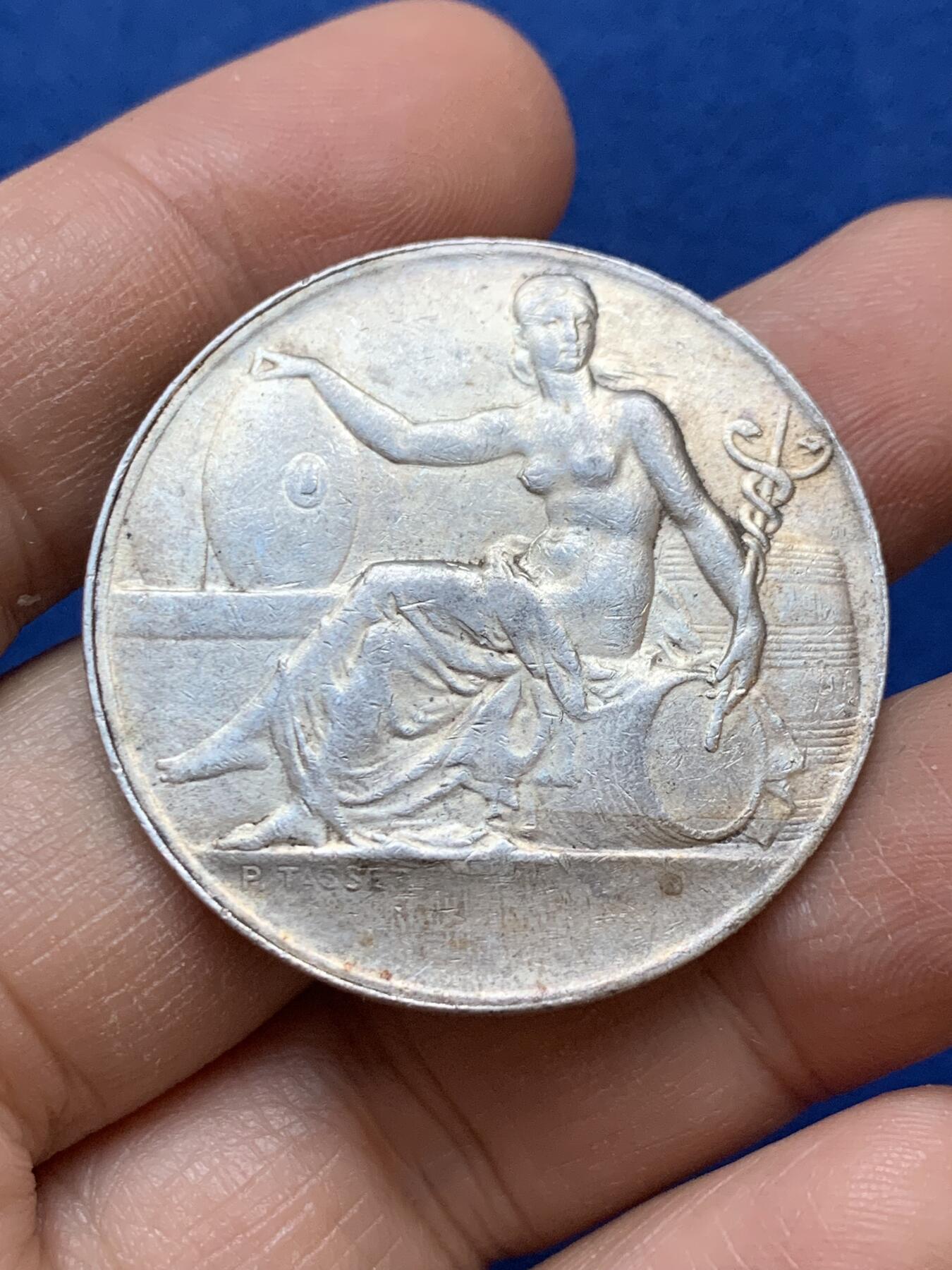 《竞宝斋》第445场 周日，周一，2场连拍 （全场包邮） 法国1871年巴黎油业委员会纪念银章，半裸女神手持蛇杖坐在油桶上，丰饶角AR，20.7克，38mm。