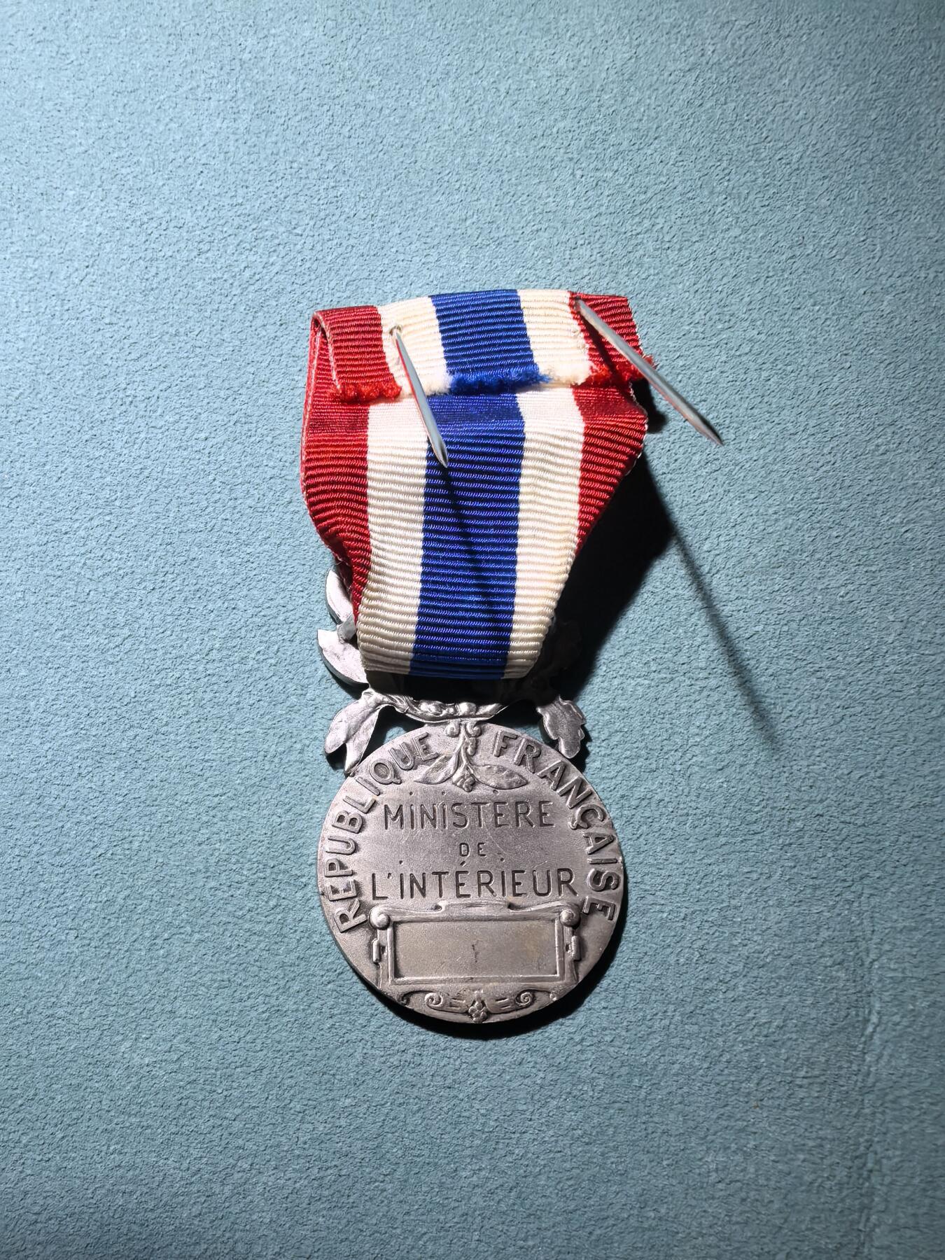 盛世勋华——号角文化勋章邮票专场拍卖第292期 法国警察服务奖章 授予工作20年的法国警察 950银制