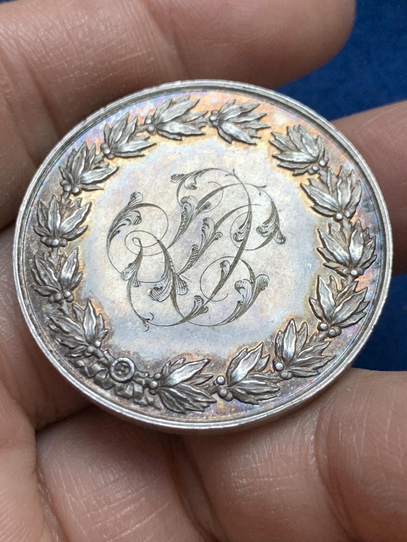 《竞宝斋》第445场 周日，周一，2场连拍 （全场包邮） 法国1859年婚礼银章 手指银标 22.65克 36.5mm 双面刻字 品种少见