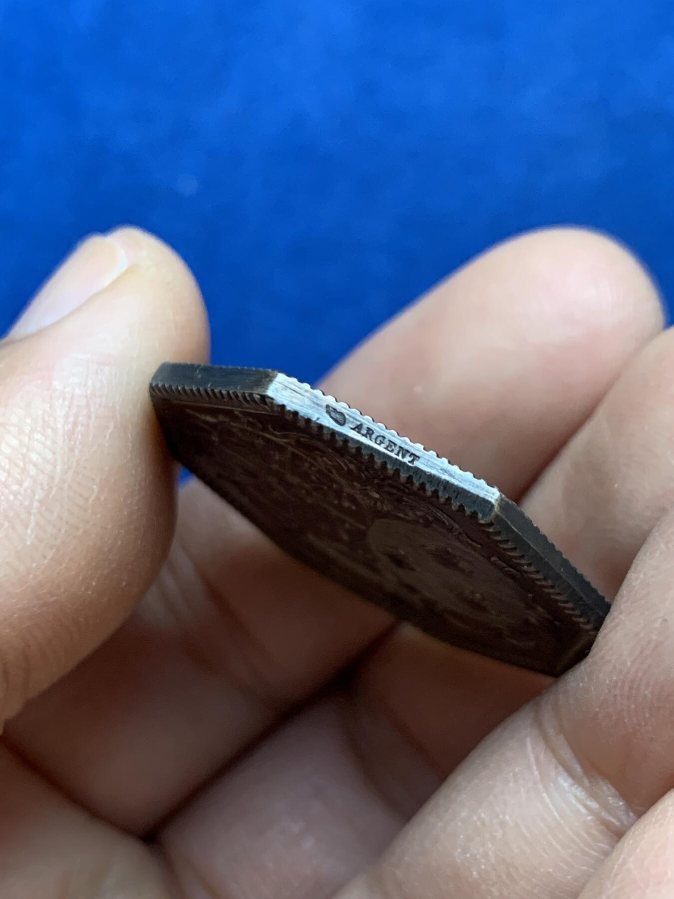 《竞宝斋》第445场 周日，周一，2场连拍 （全场包邮） 法国皇室八角银质代币，少见品。保存状态很好，表面几乎无损伤。直径：31mm，重：14g，丰饶角银标。