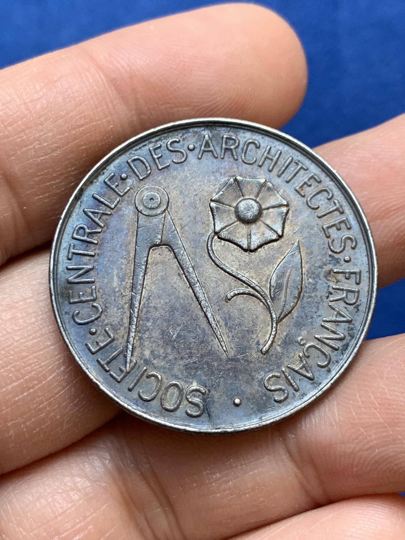 《竞宝斋》第445场 周日，周一，2场连拍 （全场包邮） 法国中央建筑师协会纪念银章 正面头戴城市建筑皇冠的女神 14.6克 33.5mm 丰饶角银标