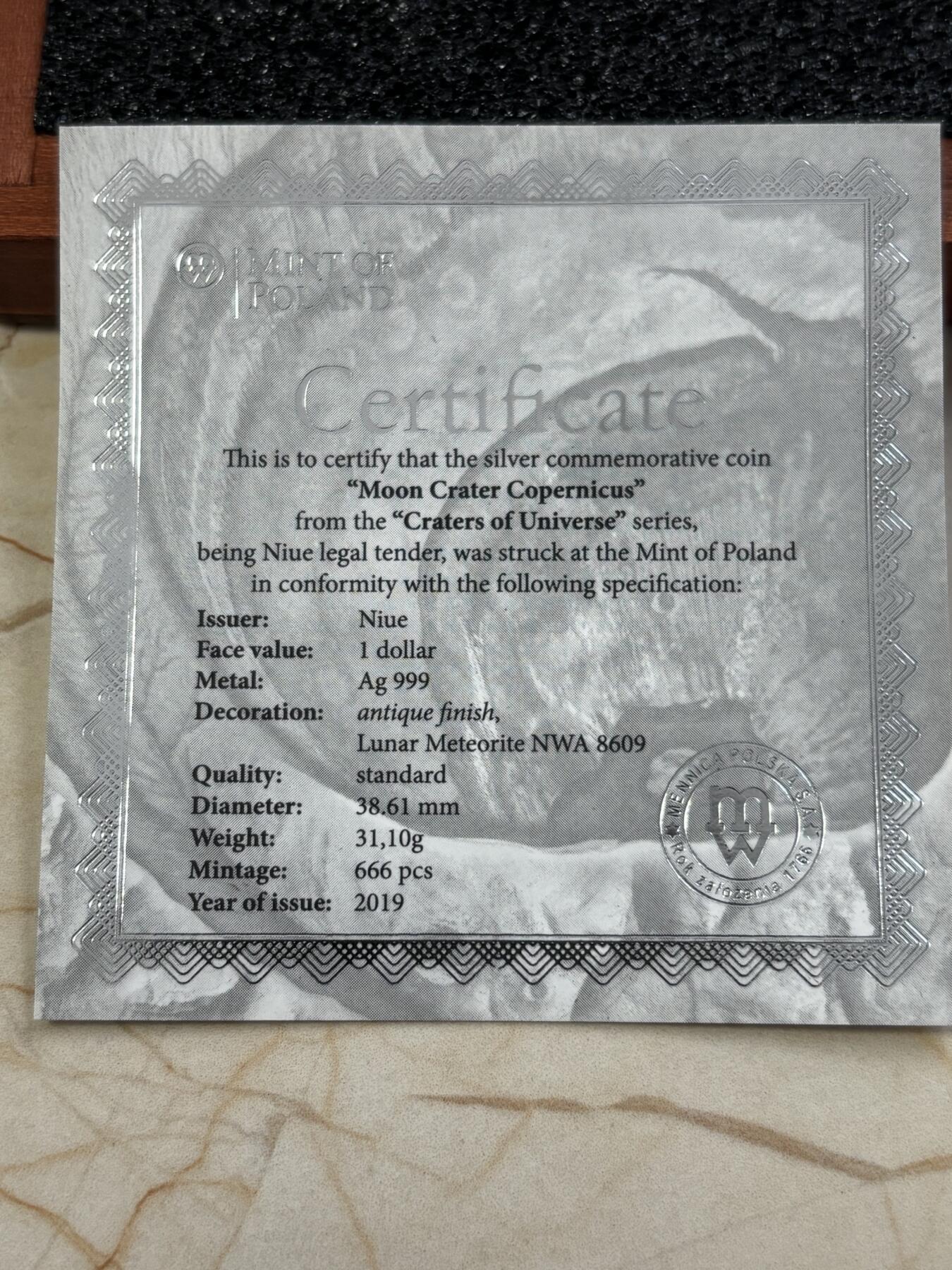 第185期拍卖 纽埃2019年宇宙星坑1哥白尼环形山镶月球陨石银币，999银，发行666枚