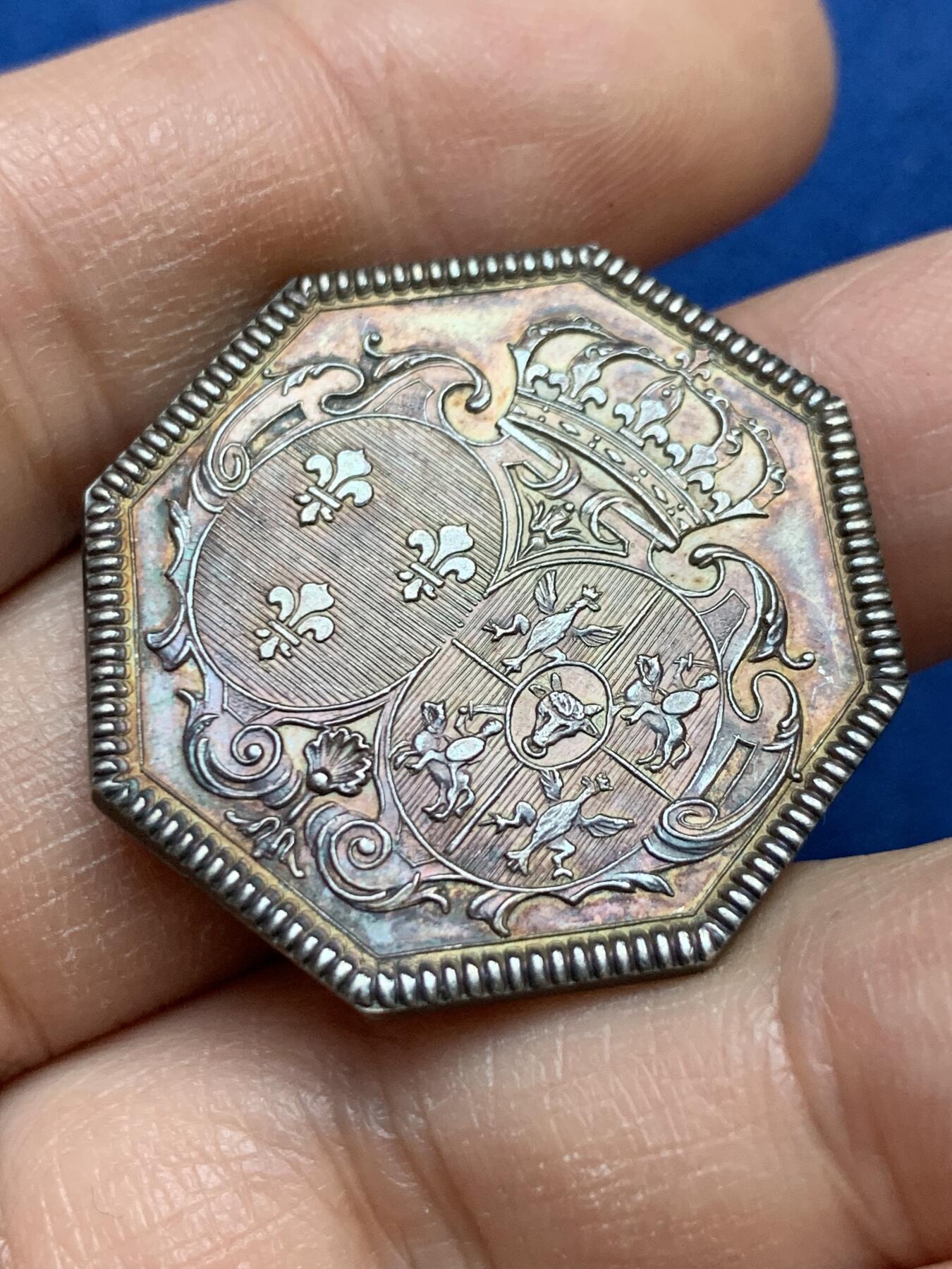 《竞宝斋》第445场 周日，周一，2场连拍 （全场包邮） 法国皇室八角银质代币，少见品。保存状态很好，表面几乎无损伤。直径：31mm，重：14g，丰饶角银标。