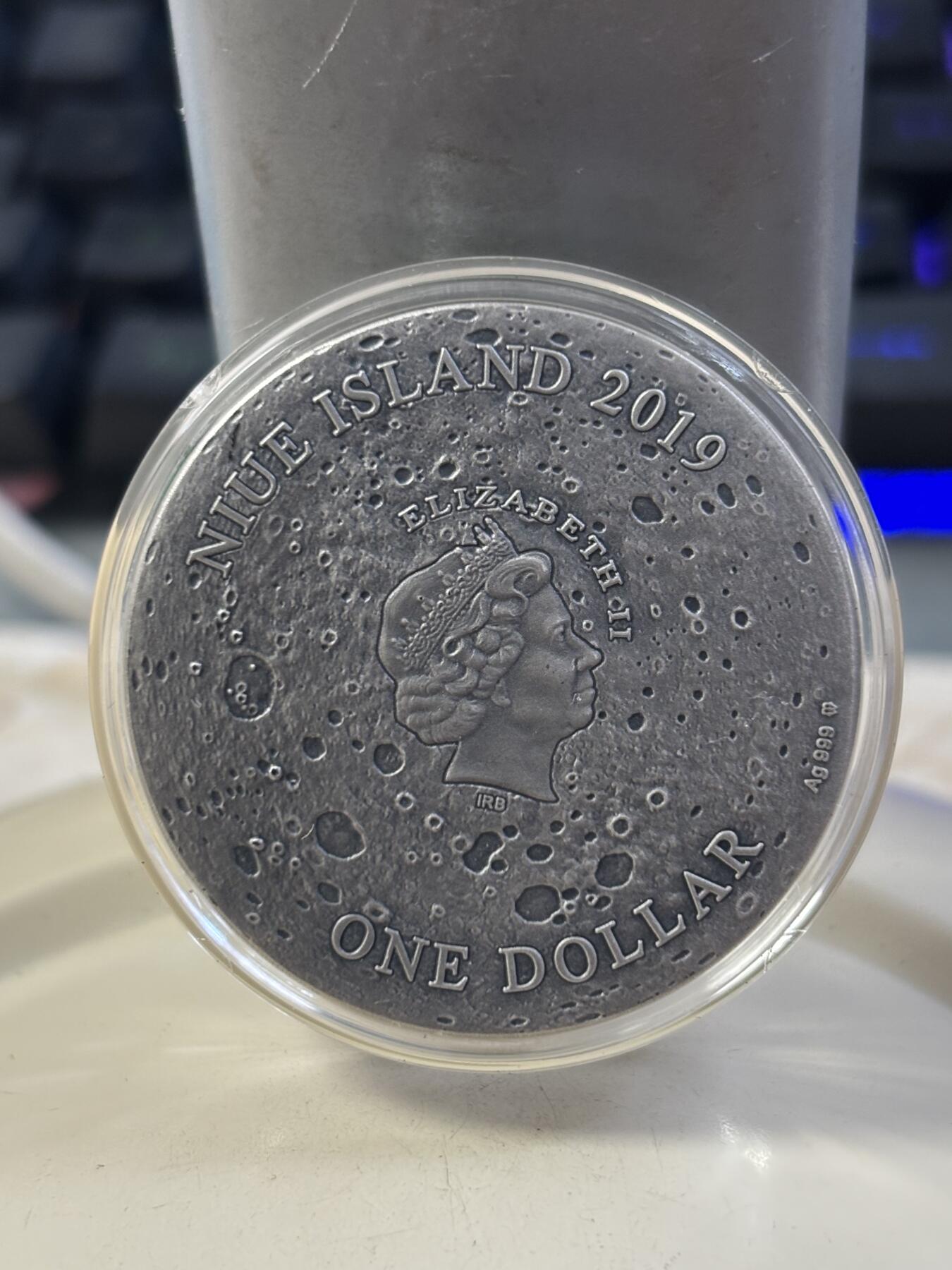 第185期拍卖 纽埃2019年宇宙星坑1哥白尼环形山镶月球陨石银币，999银，发行666枚