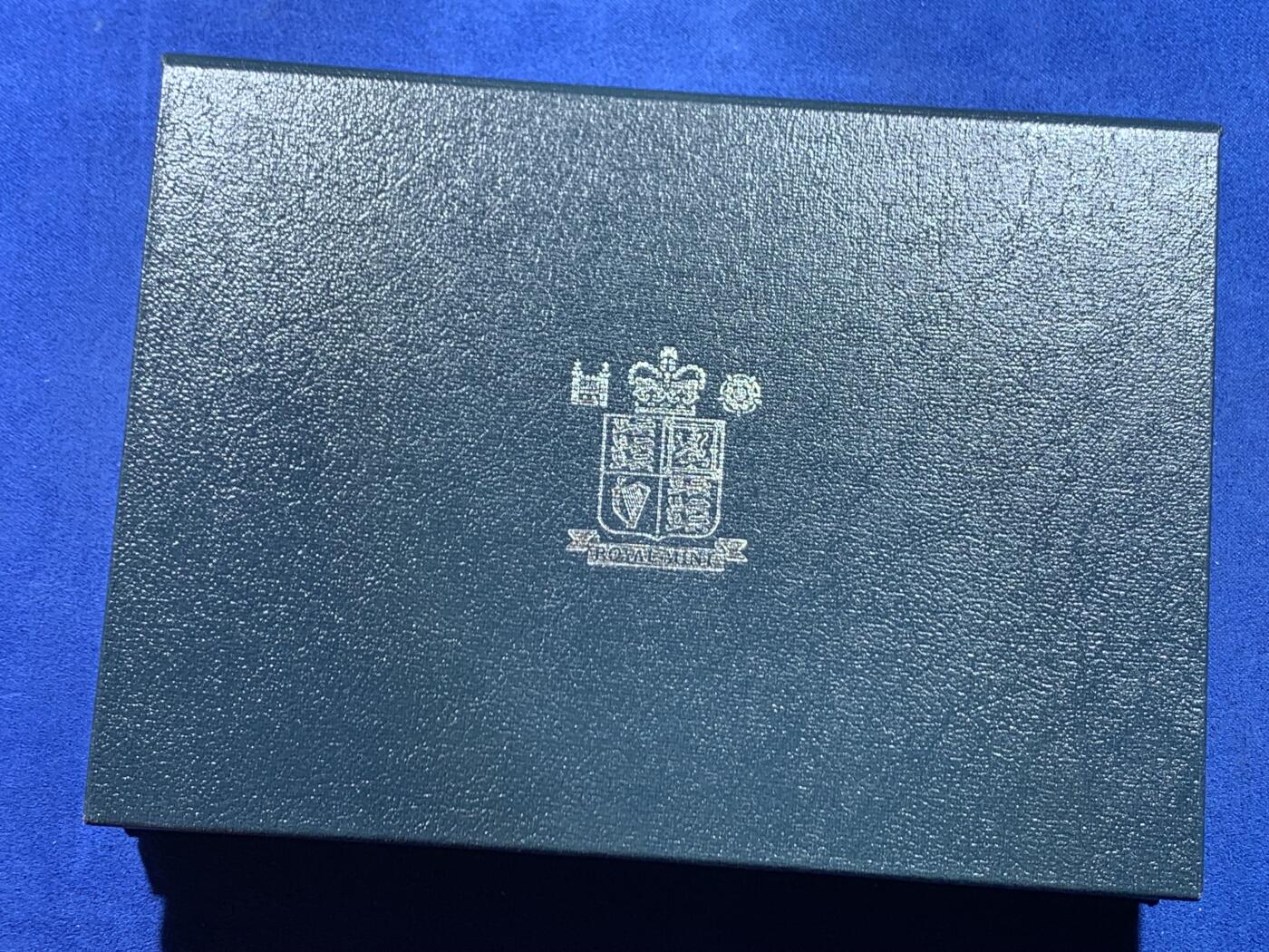 《竞宝斋》第445场 周日，周一，2场连拍 （全场包邮） 英国1993年精制套币，带5英镑克朗精制纪念币，盒证齐全，品相好，漂亮蓝色盒。