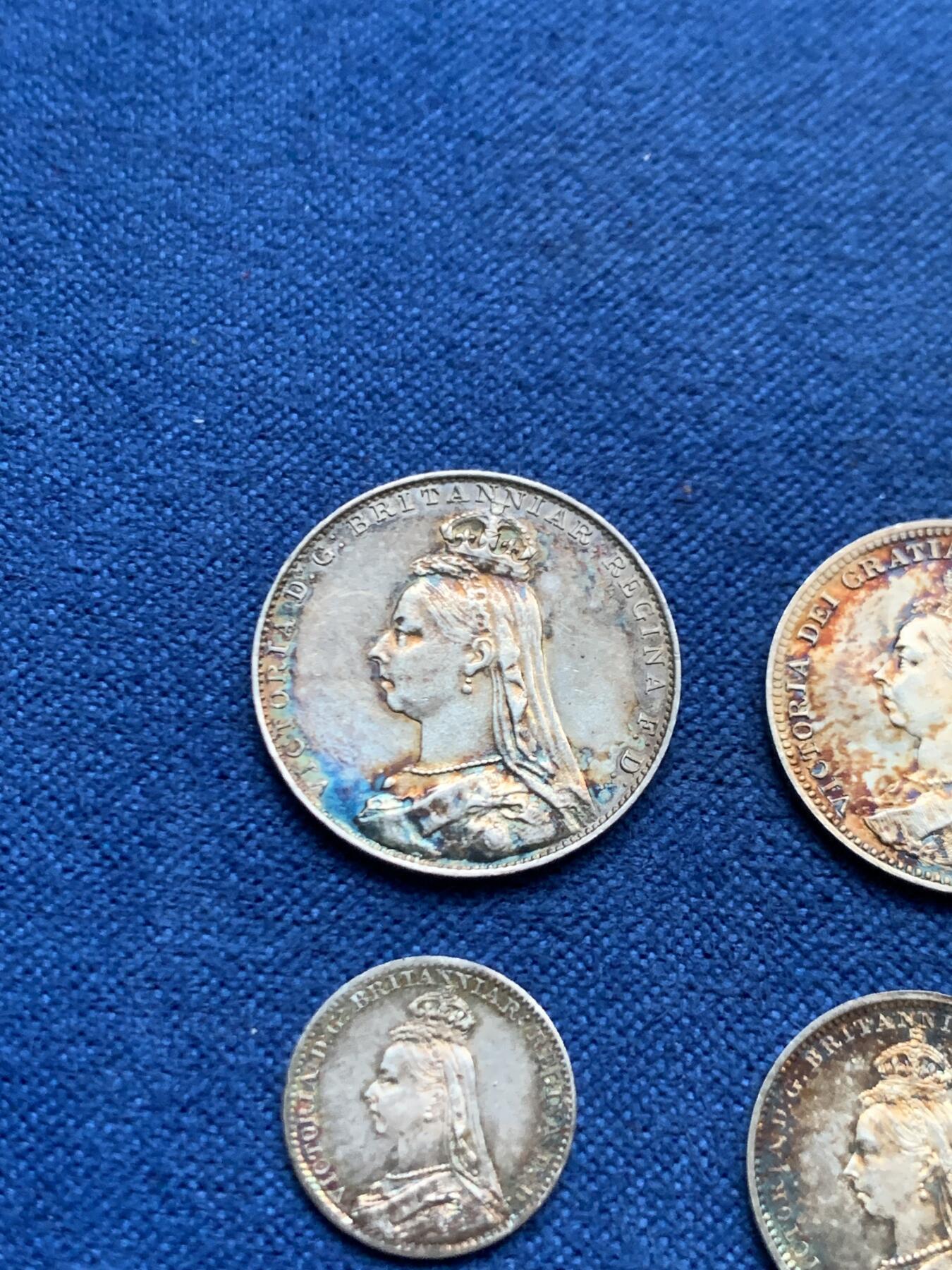 《竞宝斋》第445场 周日，周一，2场连拍 （全场包邮） 四枚一组 英国1891年维多利亚高冠濯足节银币，带盒，1便士、2便士、3便士、4便士，细节见图。