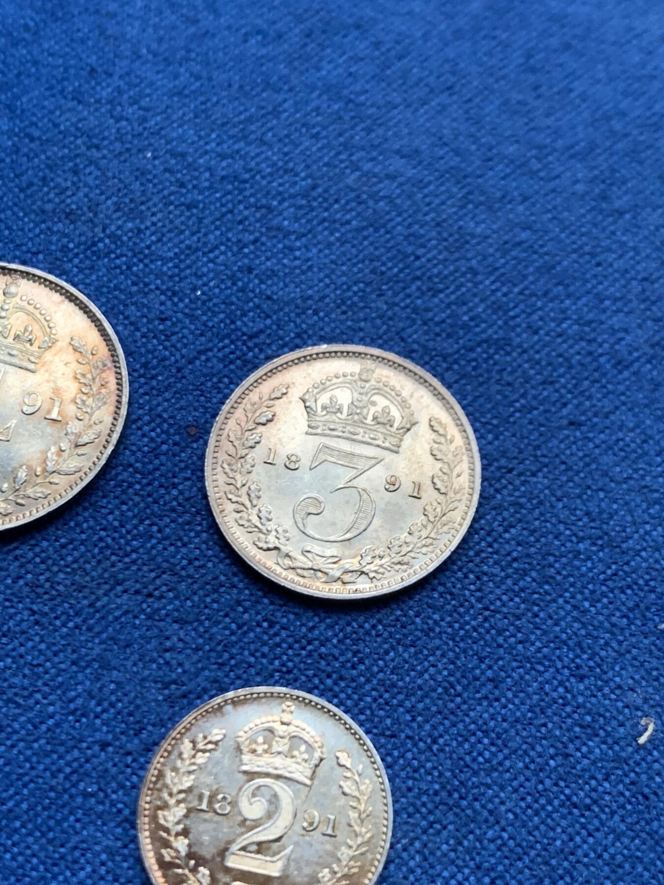 《竞宝斋》第445场 周日，周一，2场连拍 （全场包邮） 四枚一组 英国1891年维多利亚高冠濯足节银币，带盒，1便士、2便士、3便士、4便士，细节见图。