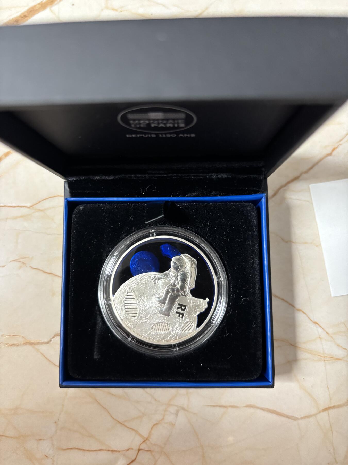 第185期拍卖 法国2019年人类登月50周年镶嵌特殊物质银币，金属:900银+特殊彩色物质，重量:17.3克+17.9克，直径:38毫米，发行：5000枚