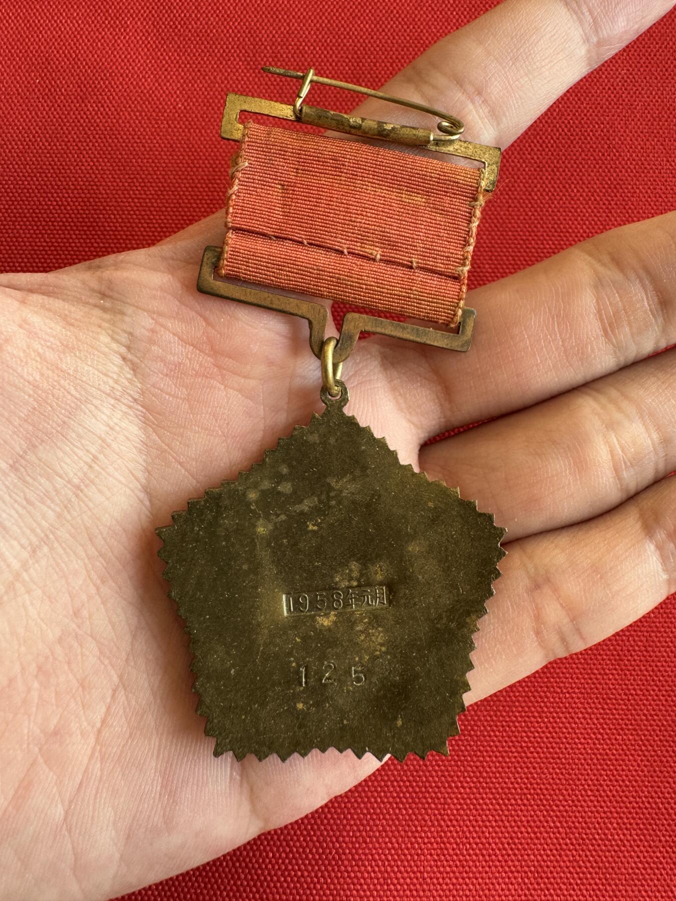 五哥徽章群   9号周二晚上八点4群联拍 铜章