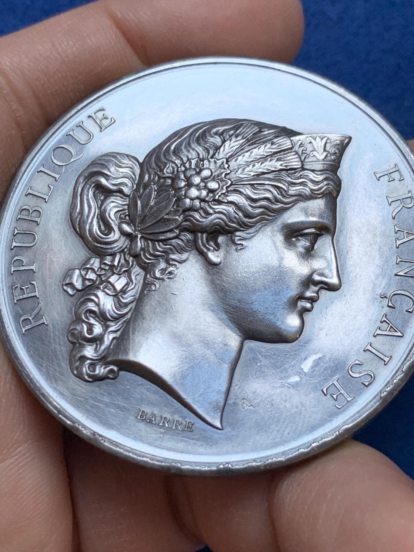 《竞宝斋》第445场 周日，周一，2场连拍 （全场包邮） 1874年法国农业区域竞赛评审委员纪念大银章 65.1克 50.5mm 蜜蜂银标 好品