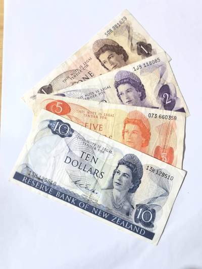 各国外币第101期 - 新西兰1 2 5 10元四张高冠女王