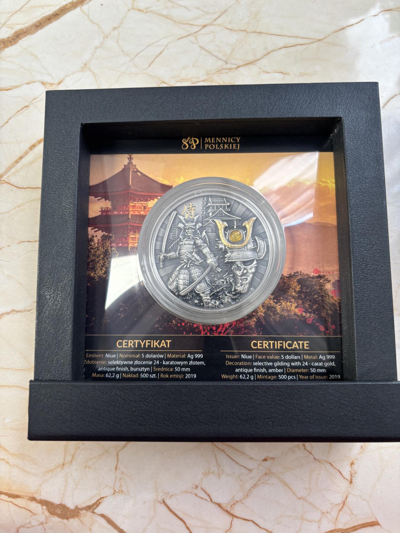 第185期拍卖 纽埃2019年勇士系列1日本武士2盎司镶嵌琥珀银币，999银，发行500枚