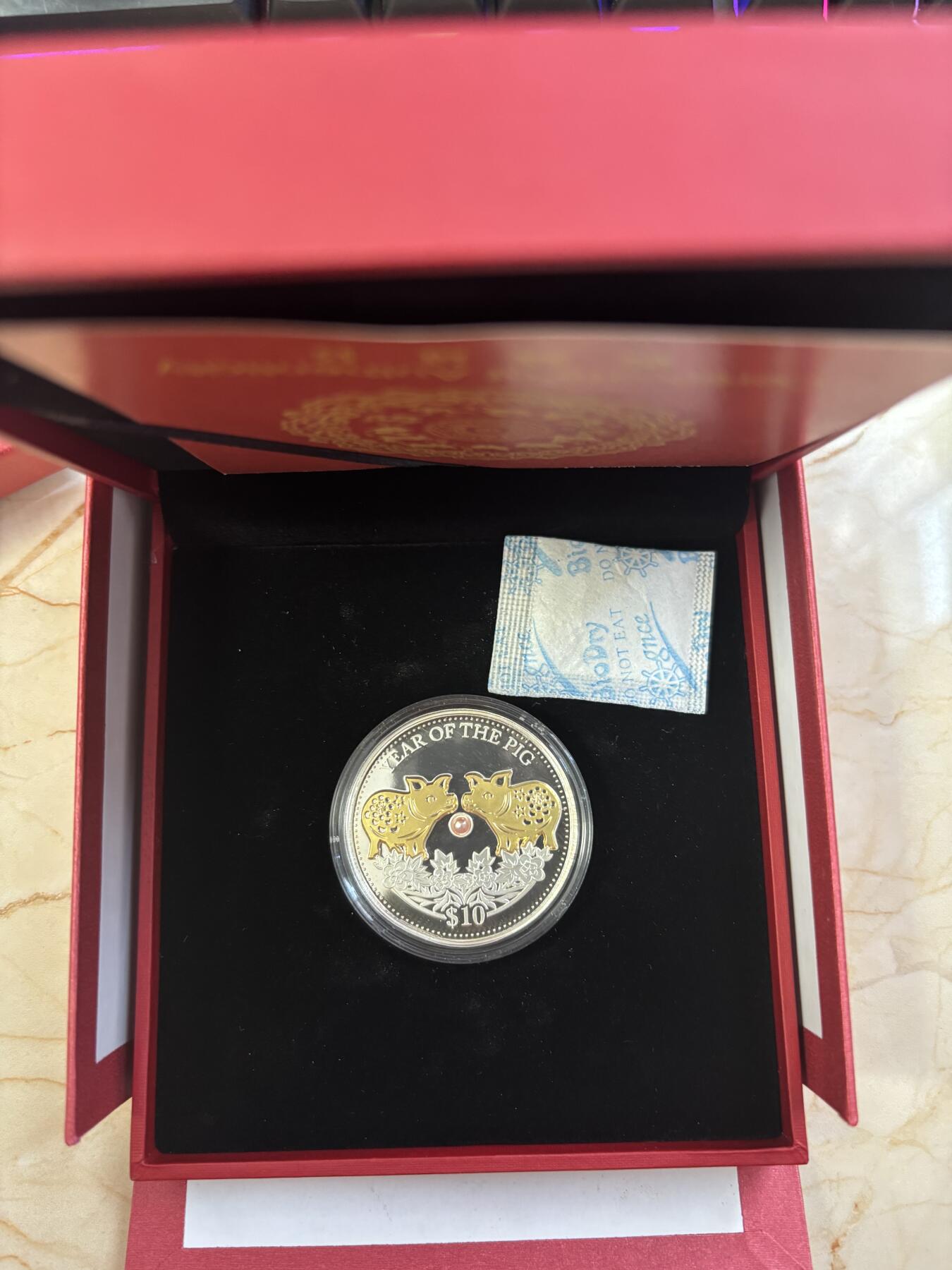 第185期拍卖 斐济2019年中国生肖系列猪年镶嵌天然珍珠镀金1盎司银币，999银，发行8888枚