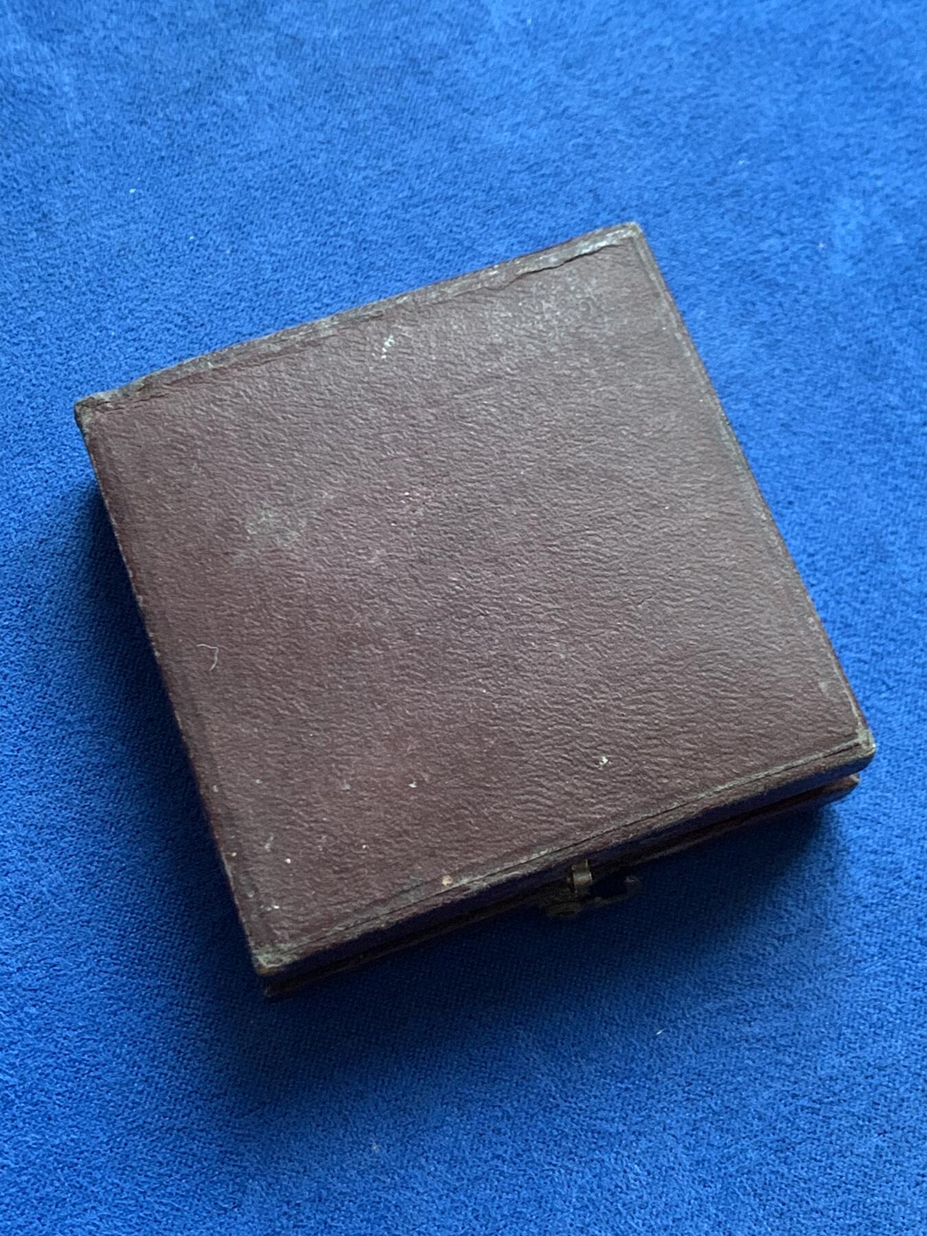 《竞宝斋》第445场 周日，周一，2场连拍 （全场包邮） 法国鲁昂储蓄银行银质奖章 37.5mm 22.8克 丰饶角银标 带盒  正面：女神与天使；背面：鲁昂城市景观。