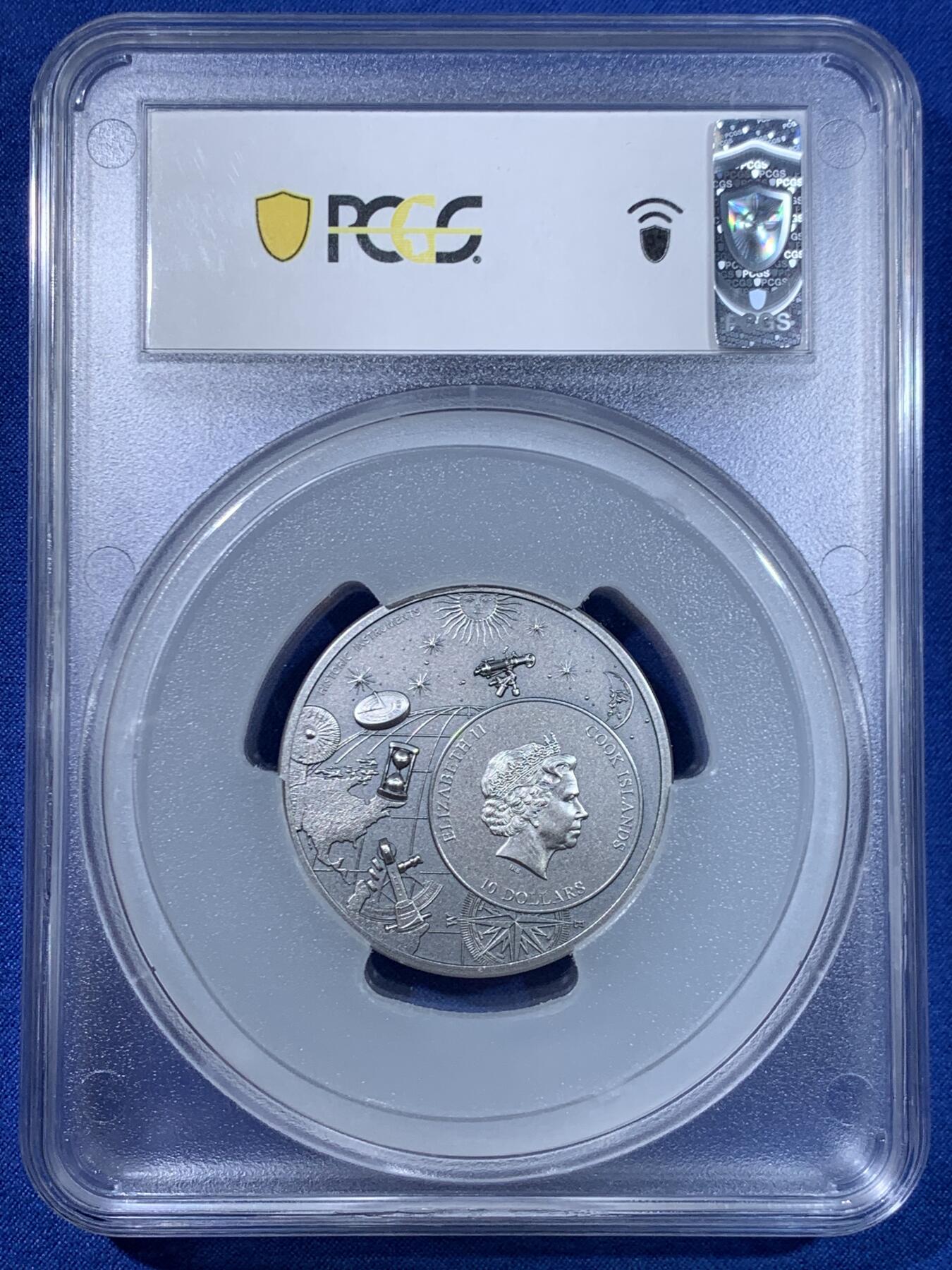 《竞宝斋》第445场 周日，周一，2场连拍 （全场包邮） PCGS MS70 库克群岛2023年历史仪器星盘2盎司高浮雕银币，直径45毫米加厚，铸造量1500枚，含纯银2盎司，仿古工艺处理，超立体高浮雕纪念银币，表面铸造非常精密，刻度如同真的仪器。状态一流，冠军分。2024克劳斯世界硬币大奖赛最佳克朗币 加大加厚盒装