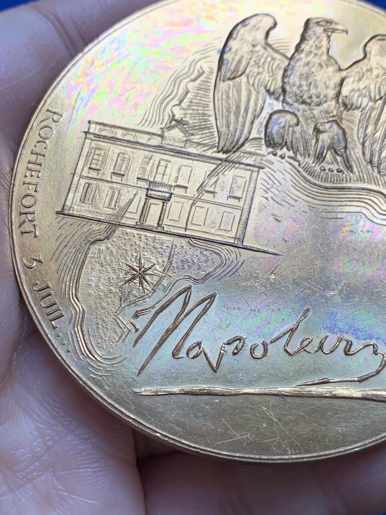 《竞宝斋》第445场 周日，周一，2场连拍 （全场包邮） 法国“1815年拿破仑向英国贝勒罗丰号战舰投降”镀金大铜章 直径69.2mm 重量140.9g 丰饶角铜标